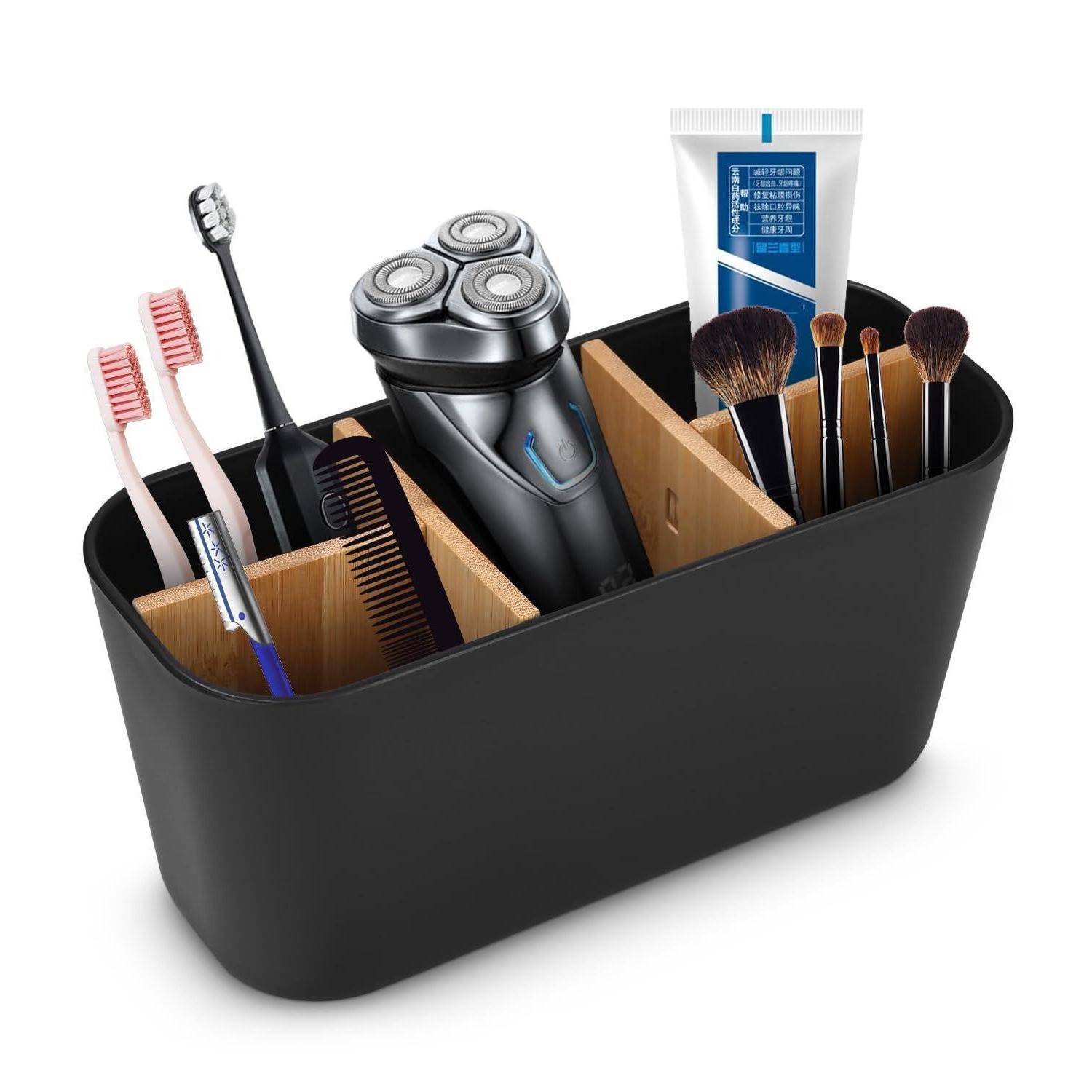 Schwarzer Arbeitsplatten-Organizer mit Trennwänden, der einen elektrischen Rasierer, Zahnbürsten, einen Kamm, Makeup-Pinsel, einen Rasierer und eine Zahnpastatube enthält.