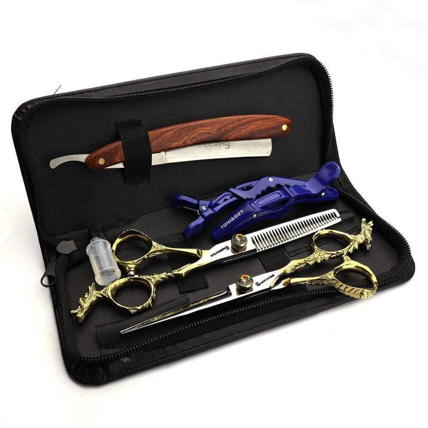 Offener Frisierkofferäußer mit Rasiermesser, Schere, Kamm, Haarklammern und einem blauen Schneidemaschinen-Set auf weißem Hintergrund.