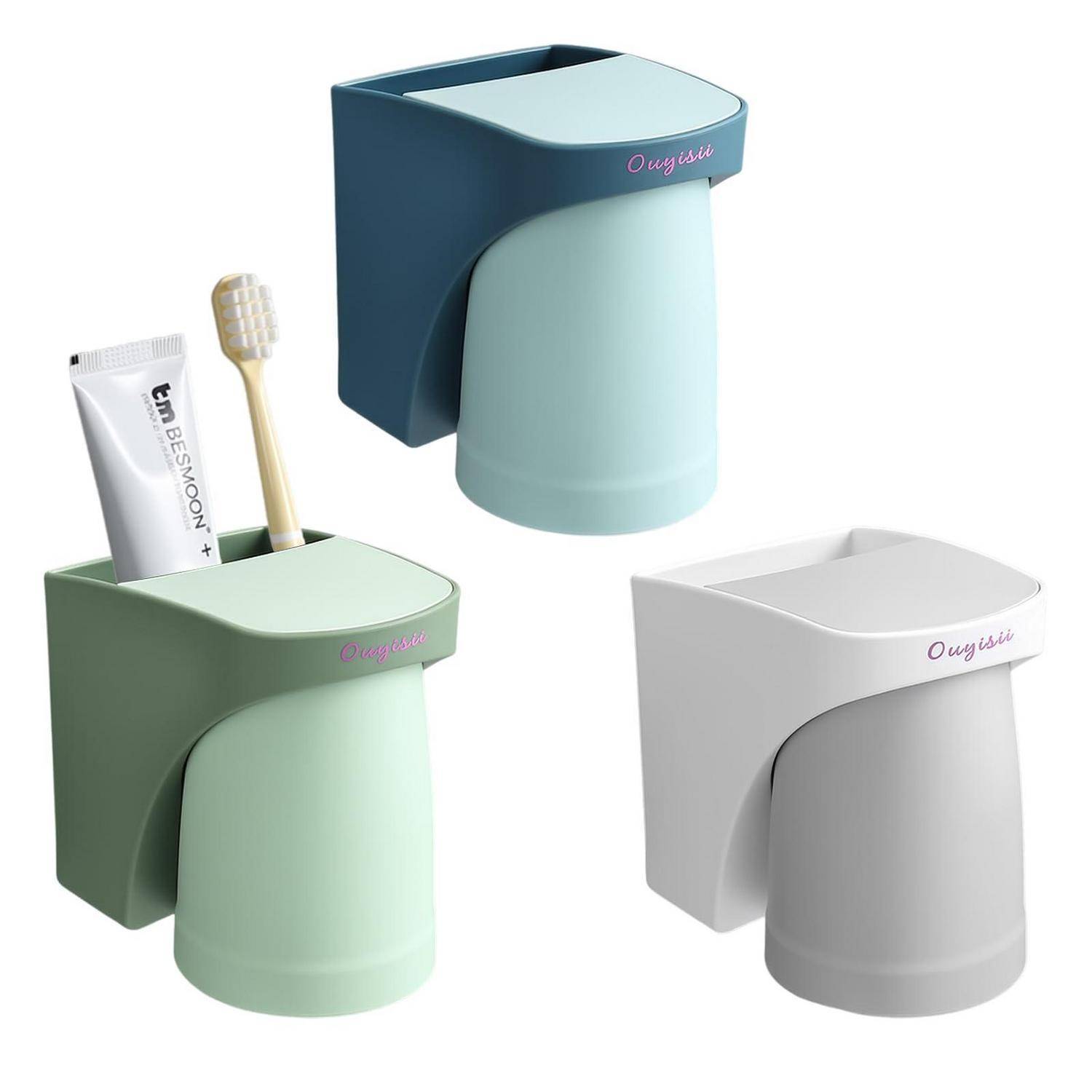Set aus drei wandmontierten Badezimmerorganizern in Blau, Grün und Weiß, jeder mit einem becherförmigen Halter und einem oberen Regal für Toilettenartikel oder eine Zahnbürste.