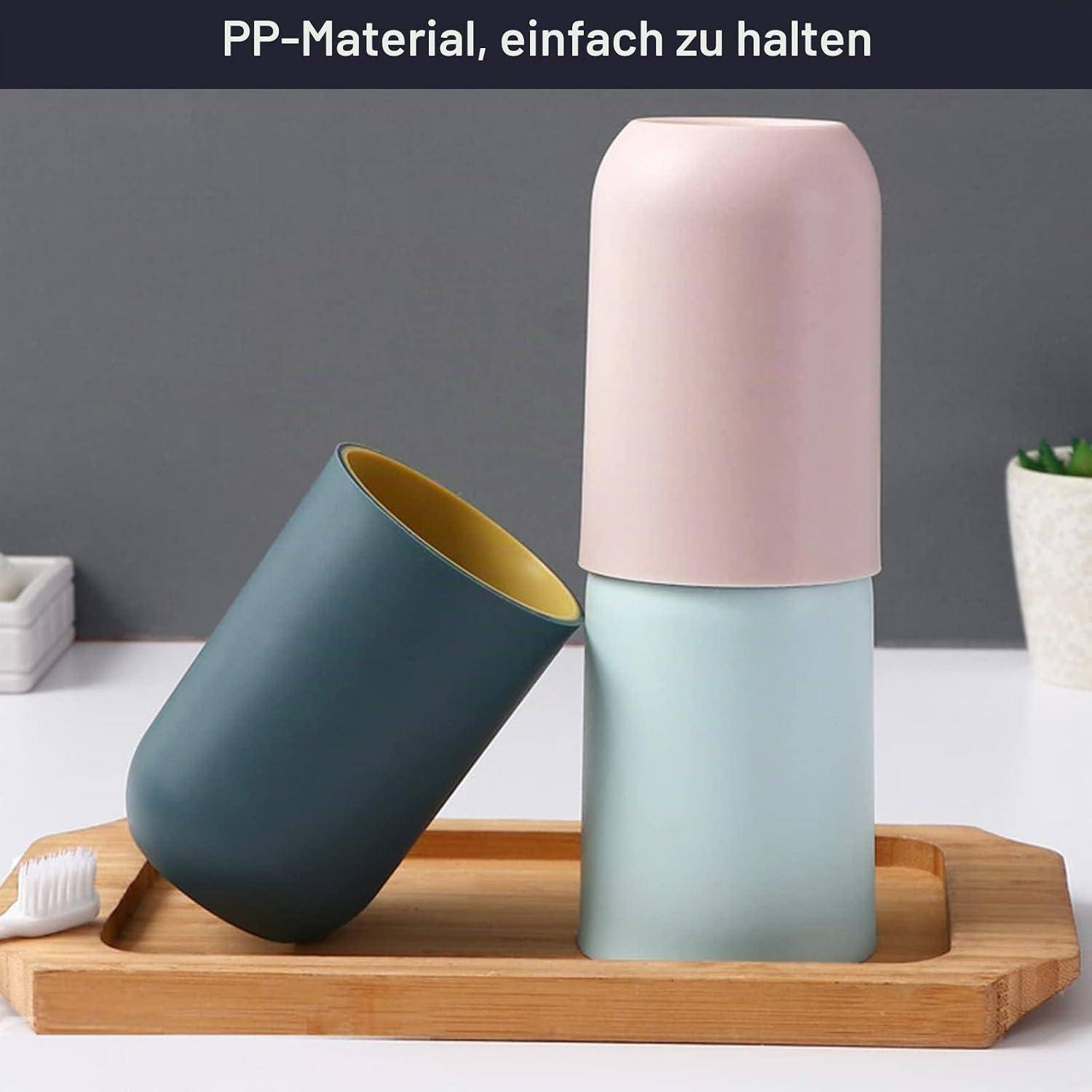 Zwei matte Becher, einer umgekippt und einer gestapelt mit rosa Deckel, auf einem Holztablett; Text sagt „PP-Material, einfach zu halten