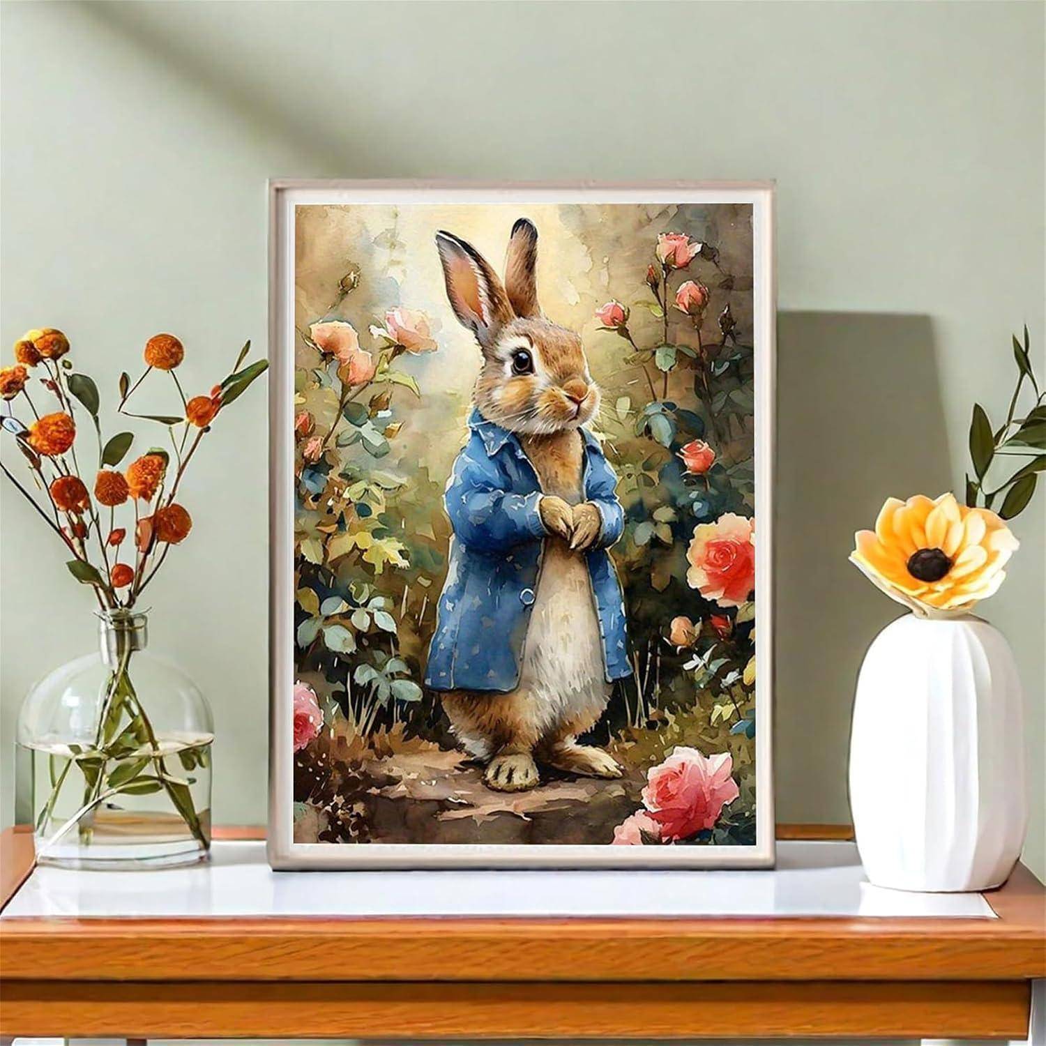 Gerahmtes Gemälde eines Kaninchens in einem blauen Mantel, das zwischen Blumen steht, auf einem Regal mit Vasen auf beiden Seiten ausgestellt.