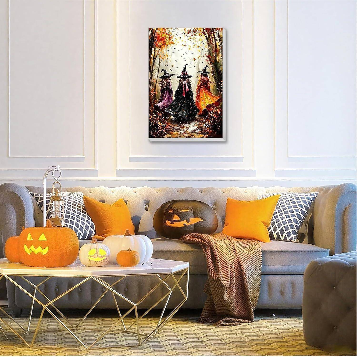 Wohnzimmer mit Halloween-Dekoration mit Kürbissen, geschnitzten Kürbisgesichtern, orangefarbenen Kissen und einem Hexengemälde über einem Sofa.