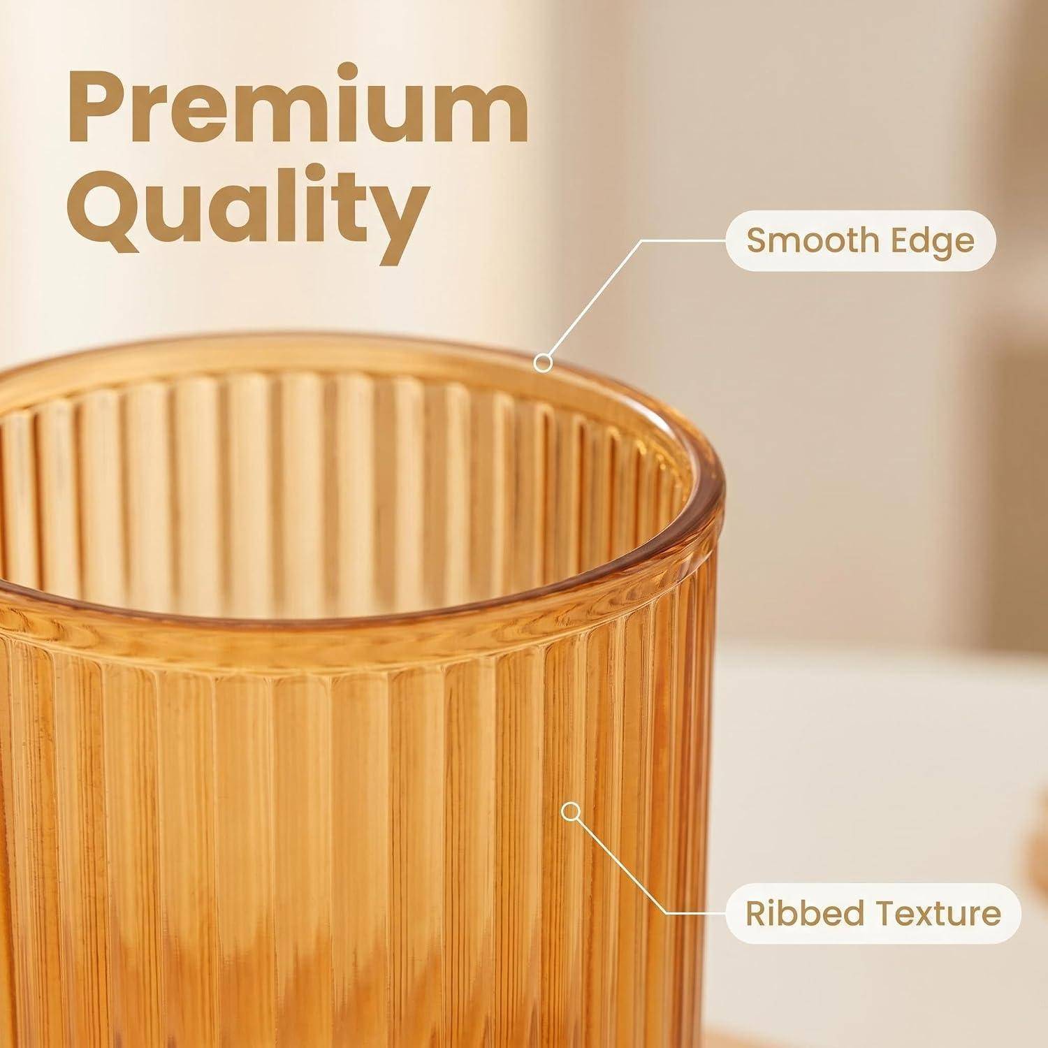 Nahaufnahme eines bernsteinfarbenen gerippten Glaspokals mit der Aufschrift „Premium Quality