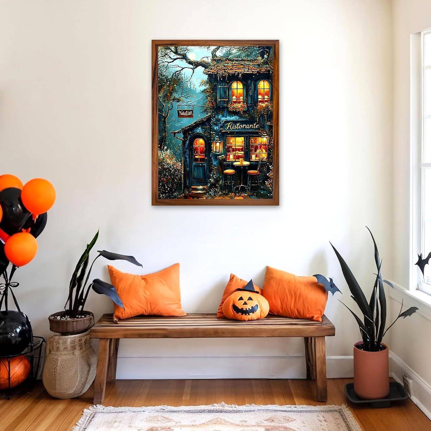 Ein Halloween-dekorierter Eingangsbereich mit einer Holzbank, orangefarbenen Kissen, einer Kürbis-Mitteldekoration, Pflanzen, Luftballons und einem gerahmten Gemälde über der Bank.