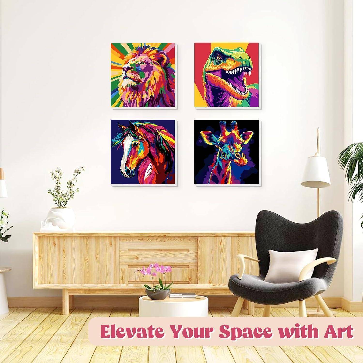 Modernes Wohnzimmer mit vier farbenfrohen Pop-Art-Tierdrucken über einem Holzschrank, einem schwarzen Loungesessel und dem Text „Erheben Sie Ihren Raum mit Kunst