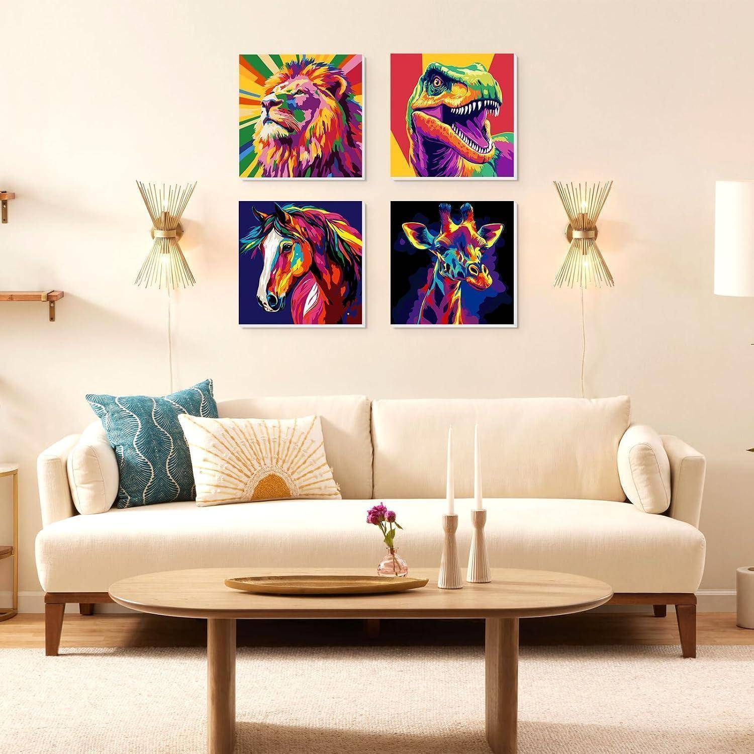 Helles Wohnzimmer mit einem cremefarbenen Sofa unter vier bunten Pop-Art-Tierdrucken: Löwe, Dinosaurier, Pferd und Kuh.