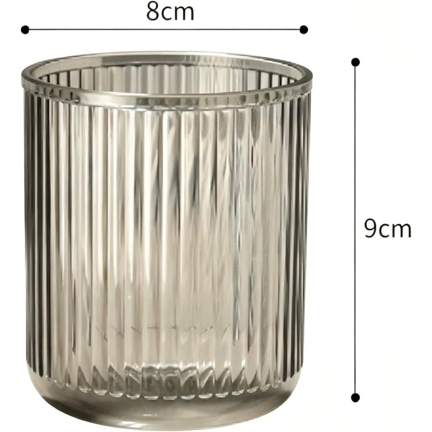 Transparenter geripptes Glastasse, 8 cm breit und 9 cm hoch, mit beschrifteten Abmessungen dargestellt.