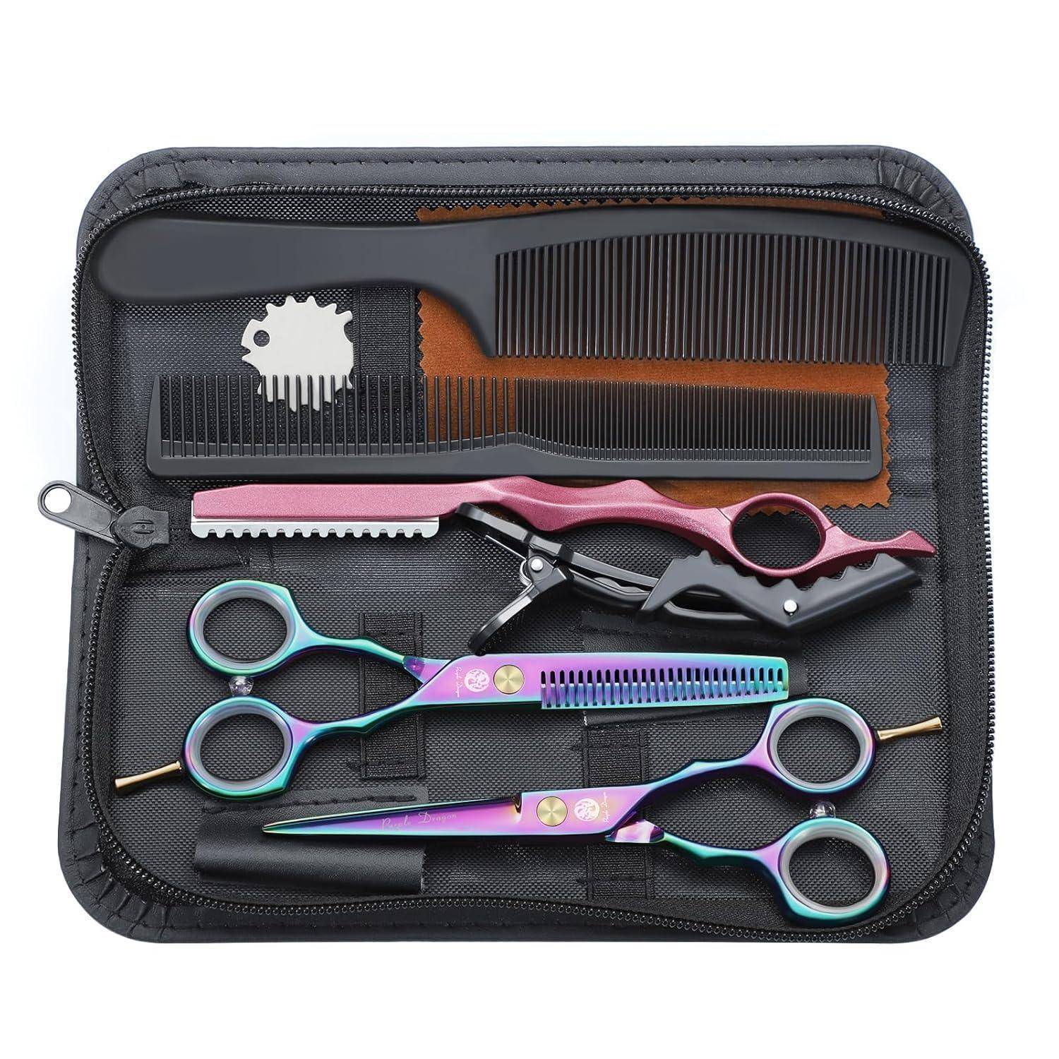 Ein offenes Pflegeset mit Kämmen, einem Rasiermesser und mehreren farbigen Haarschneidescheren in einer Tragetasche mit Reißverschluss.
