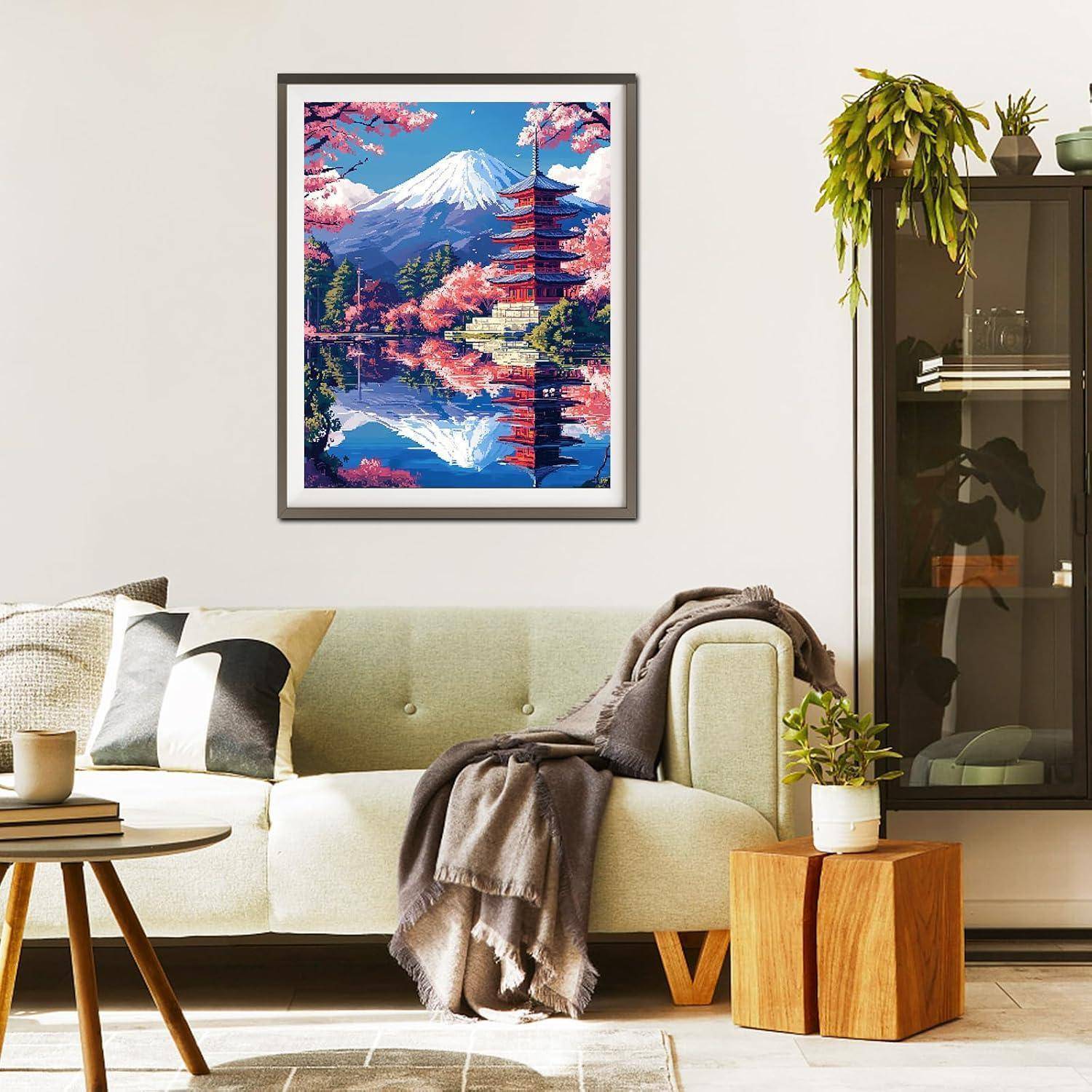 Wohnzimmer mit einem gerahmten Druck des Bergs Fuji und einer Pagode, der über einem Sofa zentriert angebracht ist, mit Pflanzen, einem Beistelltisch und einem Schrank in der Nähe.