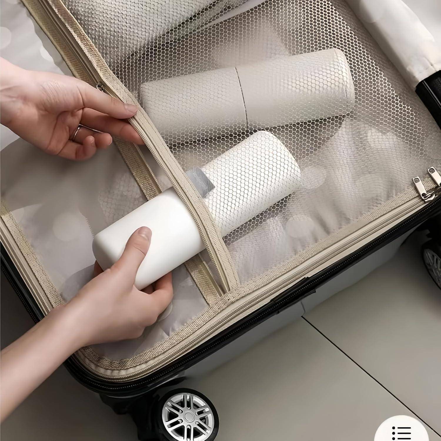 Hände, die zusammengerollte Kleidung in ein Netzfach eines offenen Koffers mit Rollen packen.