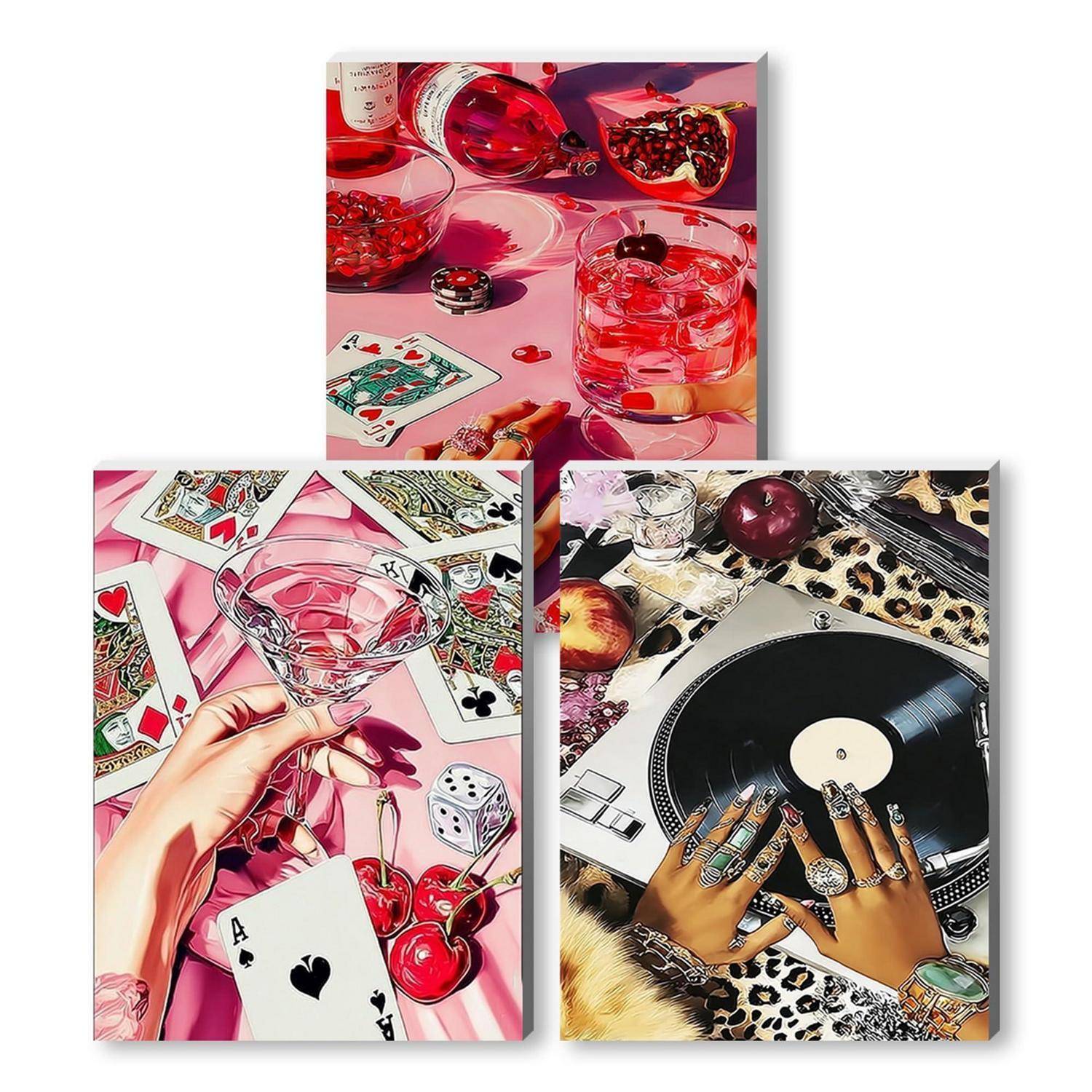 Drei Pop-Art-Stil-Quadratpaneele zeigen glamouröse Tischszenen: Cocktails, Spielkarten, Kirschen und eine Hand auf einem Plattenspieler.