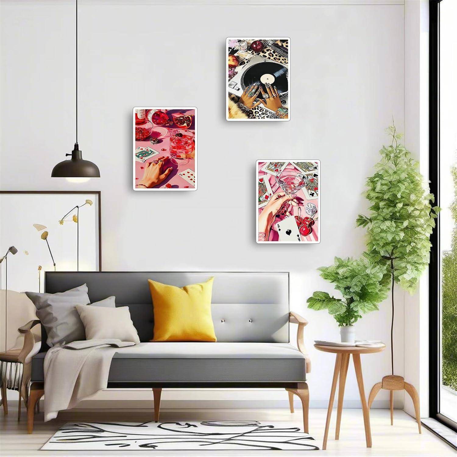 Stilvolles Wohnzimmer mit grauem Sofa, gelbem Kissen, Wandkunst, hängender Lampe, Beistelltisch, Topfpflanze und großem Fenster mit natürlichem Licht.