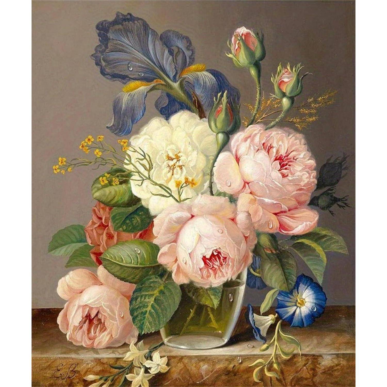 Stillebenmalerei eines Blumenstraußes in einer Glasvase mit rosa und weißen Pfingstrosen, blauen Schwertlilien und Grünwerk auf einer Tischplatte.
