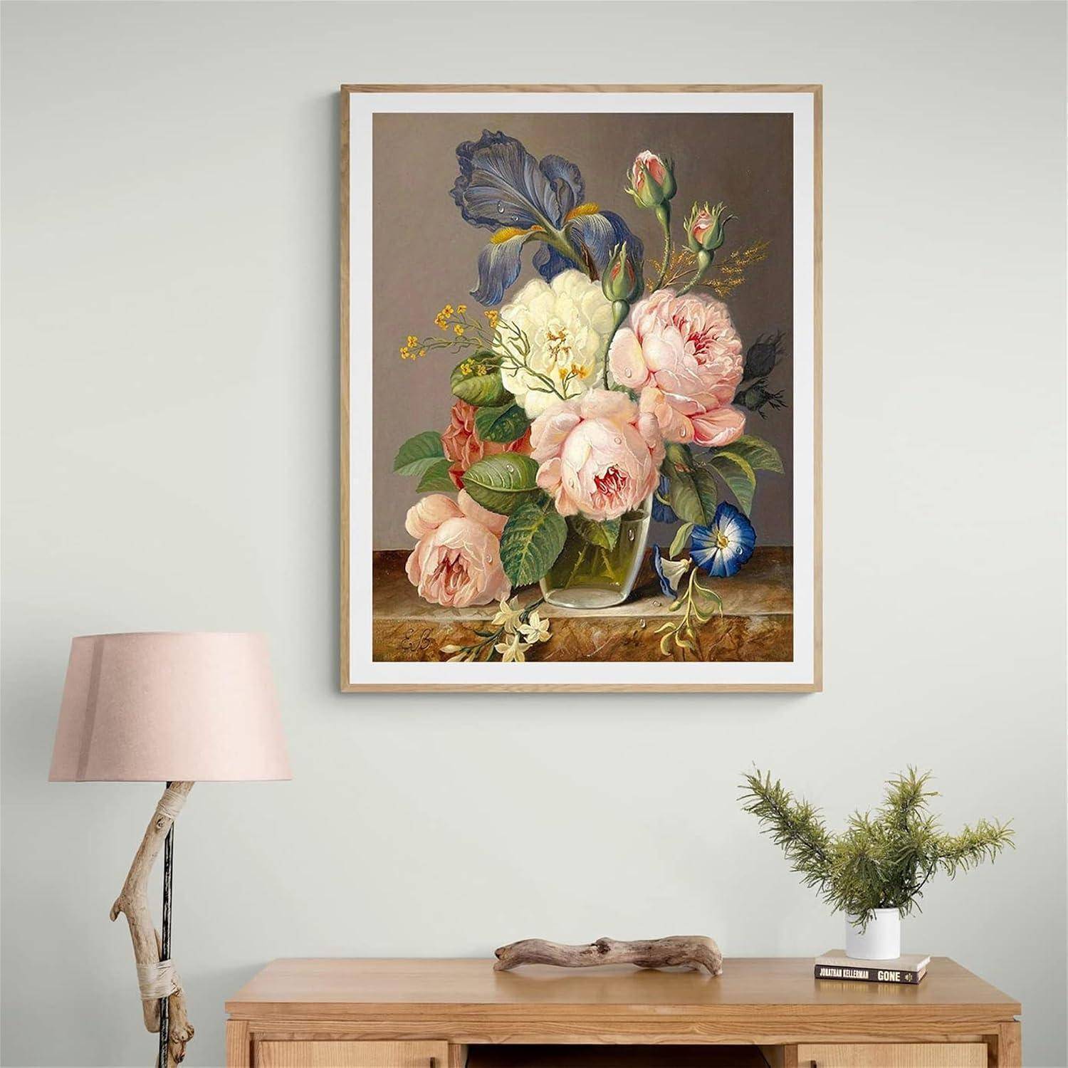 Gerahmtes florales Stillleben-Gemälde mit rosa und weißen Blumen in einer Vase, die über einer Holzkonsole in einem minimalistischen Zimmer hängt.