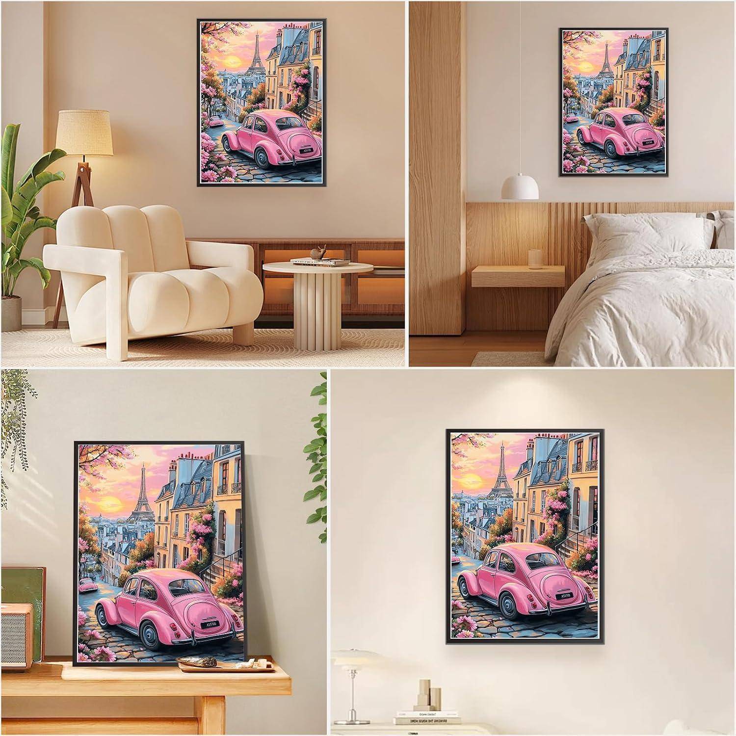 Collage mit einem gerahmten farbenfrohen Straßenszenario mit einem rosa Vintage-Auto, in verschiedenen Räumen als Wandkunst stilisiert.