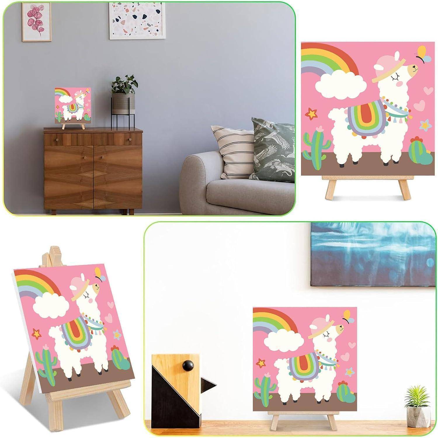 Buntes Lama und Regenbogen-Leinwandkunst, die in einem Wohnzimmer und auf kleinen Staffeleien gezeigt wird, demonstriert Wand- und Tischplatzierungsoptionen.