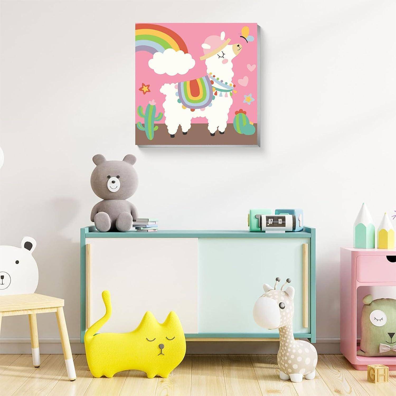 Kinderzimmer mit bunter Lama-Wandkunst, Stoffbär, gelbem Katzensitz, Giraffenspielzeug und pastellfarbigen Möbeln zur Aufbewahrung.