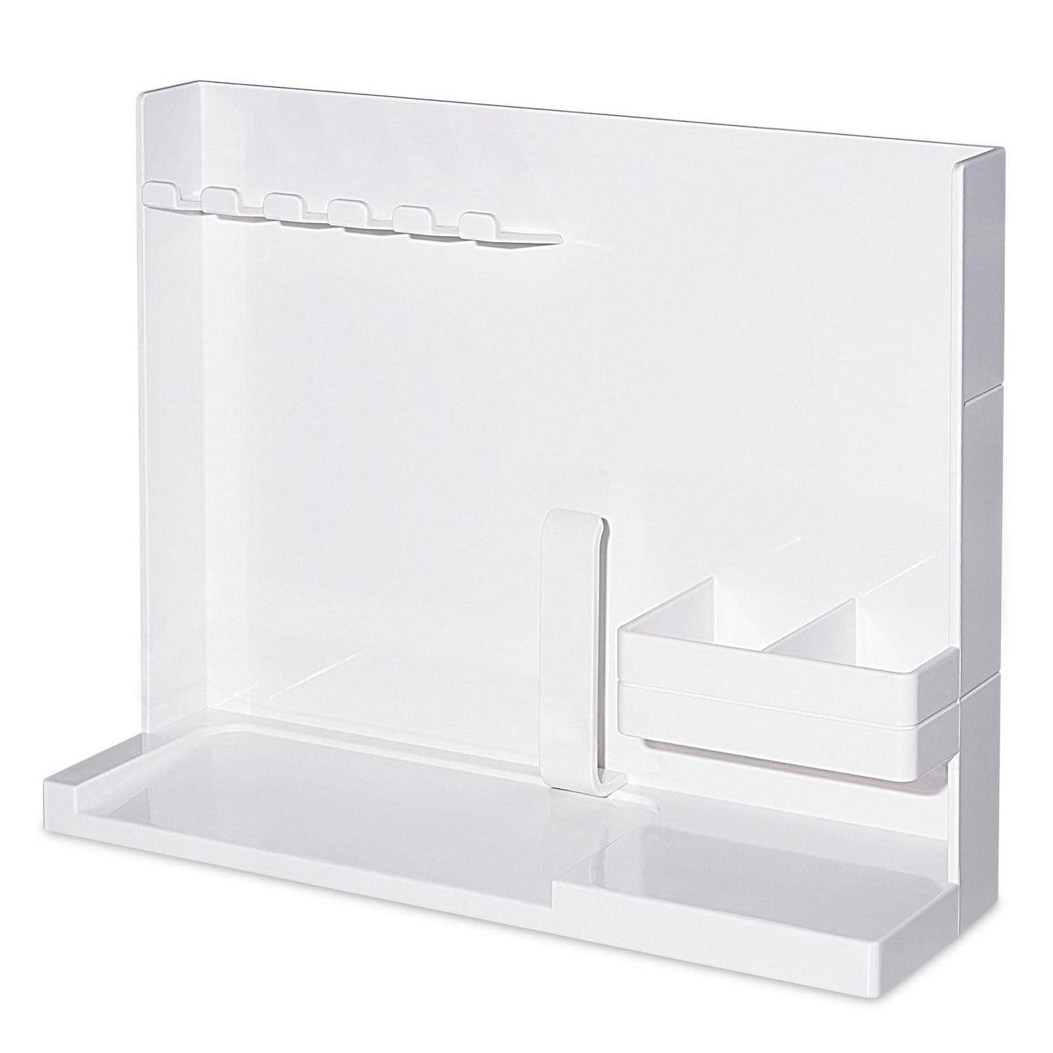 Transparenter Acryl-Schreibtischorganizer mit Fächern, einem Seitentablett und Aufhängehaken zum Lagern von Bürobedarfsartikeln.