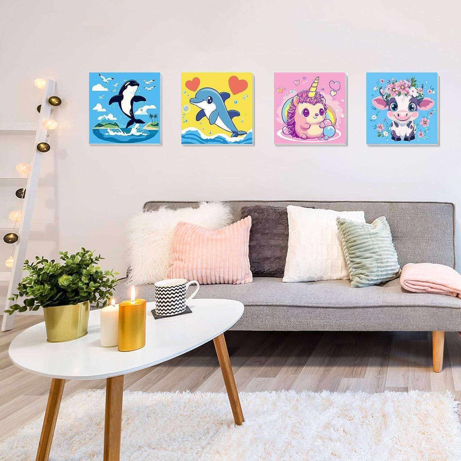 Gemütliches Wohnzimmer mit grauem Sofa und Couchtisch, dekoriert mit vier bunten Cartoon-Tier-Wanddrucken über dem Sofa.
