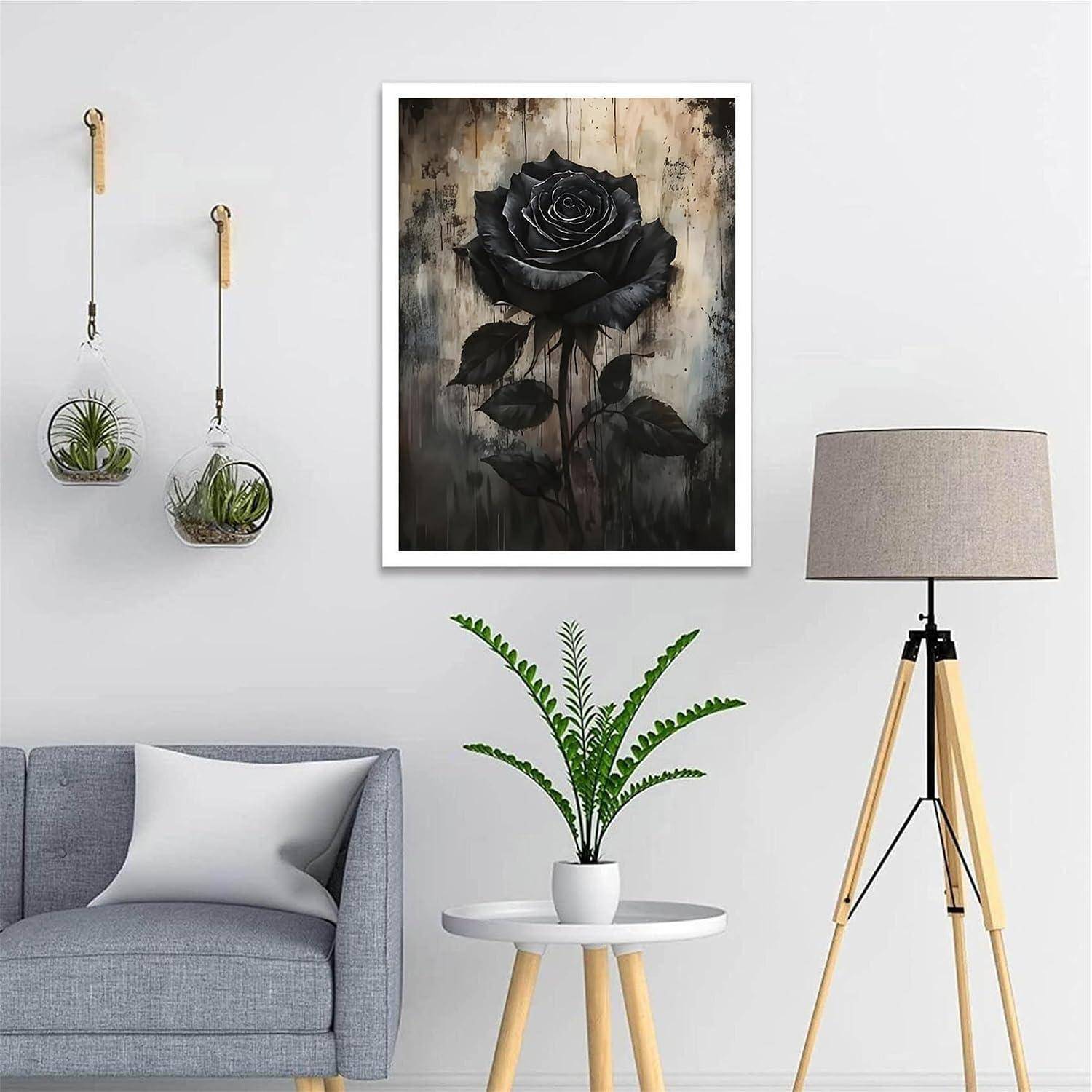 Modernes Wohnzimmer mit grauem Sofa, Beistelltisch und Stehleuchte, die um eine große schwarze Rosen-Wandkunst zentriert sind; hängende Blumenkübel dekorieren die Wand.