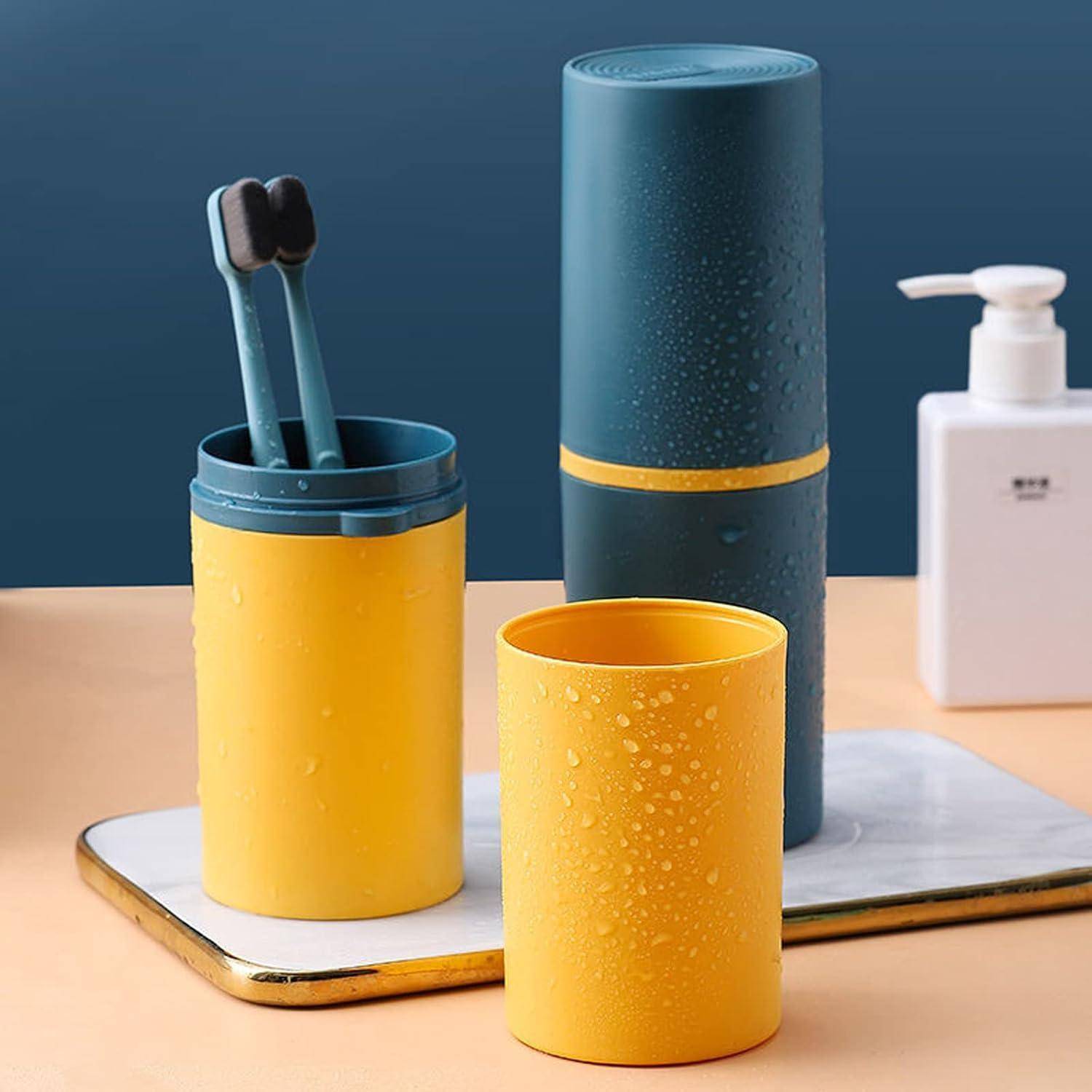 Gelb und blaugrüner Badezimmeraccessoire-Set auf einem Tablett, bestehend aus Zahnbürstenhalter, Becher, Behälter und Seifenspender.