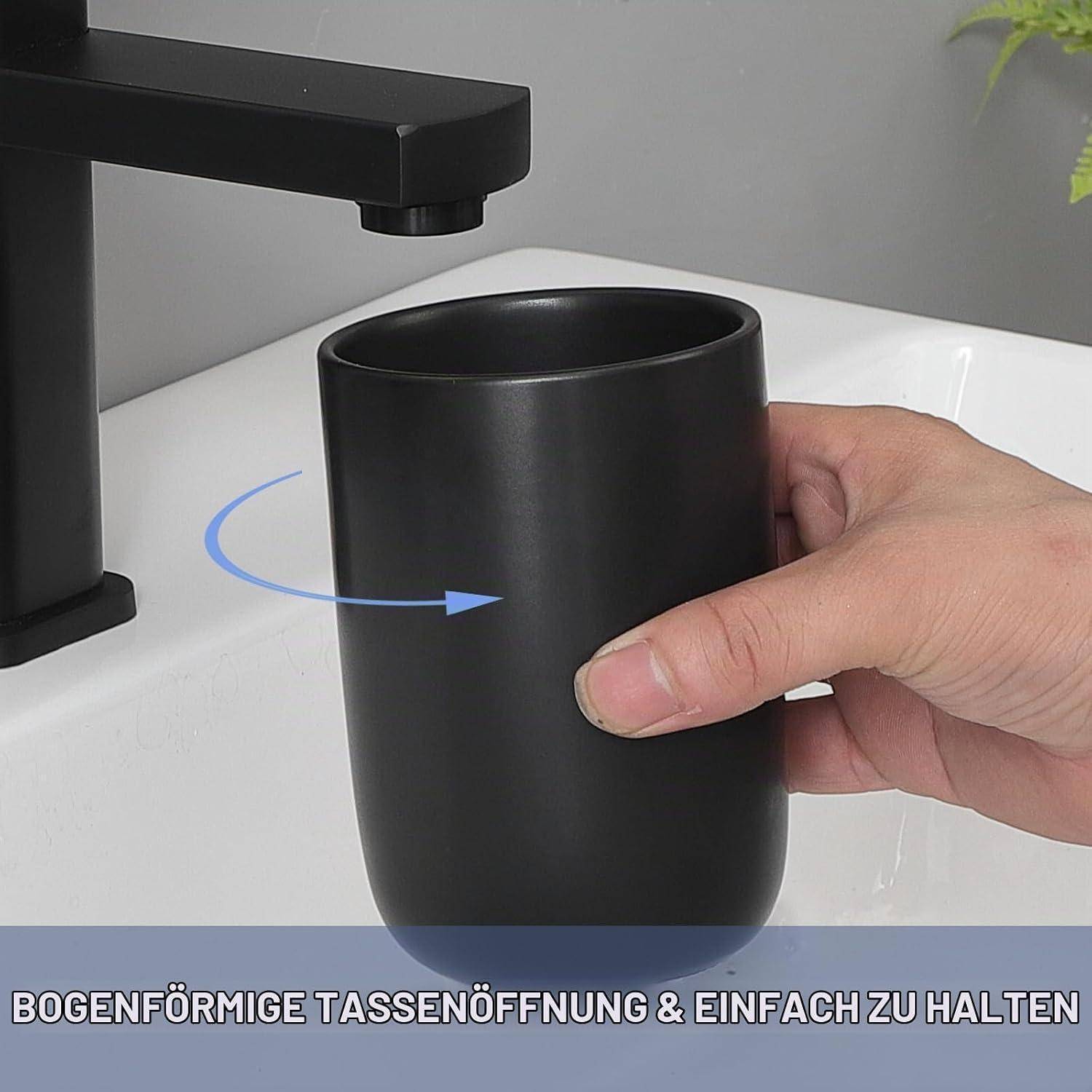 Hand hält eine schwarze Tasse unter einem Wasserhahn und zeigt die breite gekrümmte Öffnung und die ergonomische Griffform.