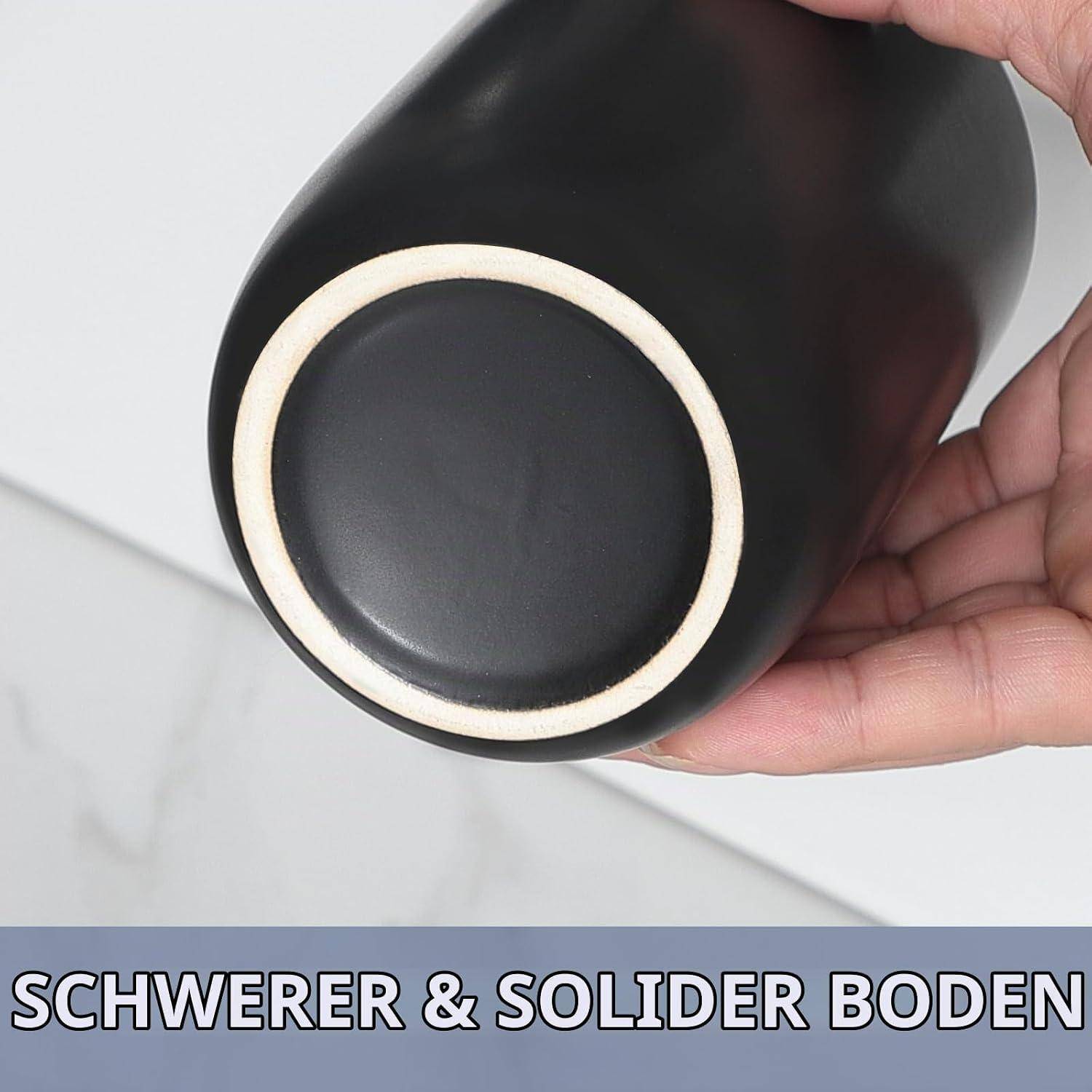 Nahaufnahme einer schwarzen Tasse oder eines Bechers, der in einer Hand gehalten wird, mit Blick auf seinen dicken, gewichteten Boden.