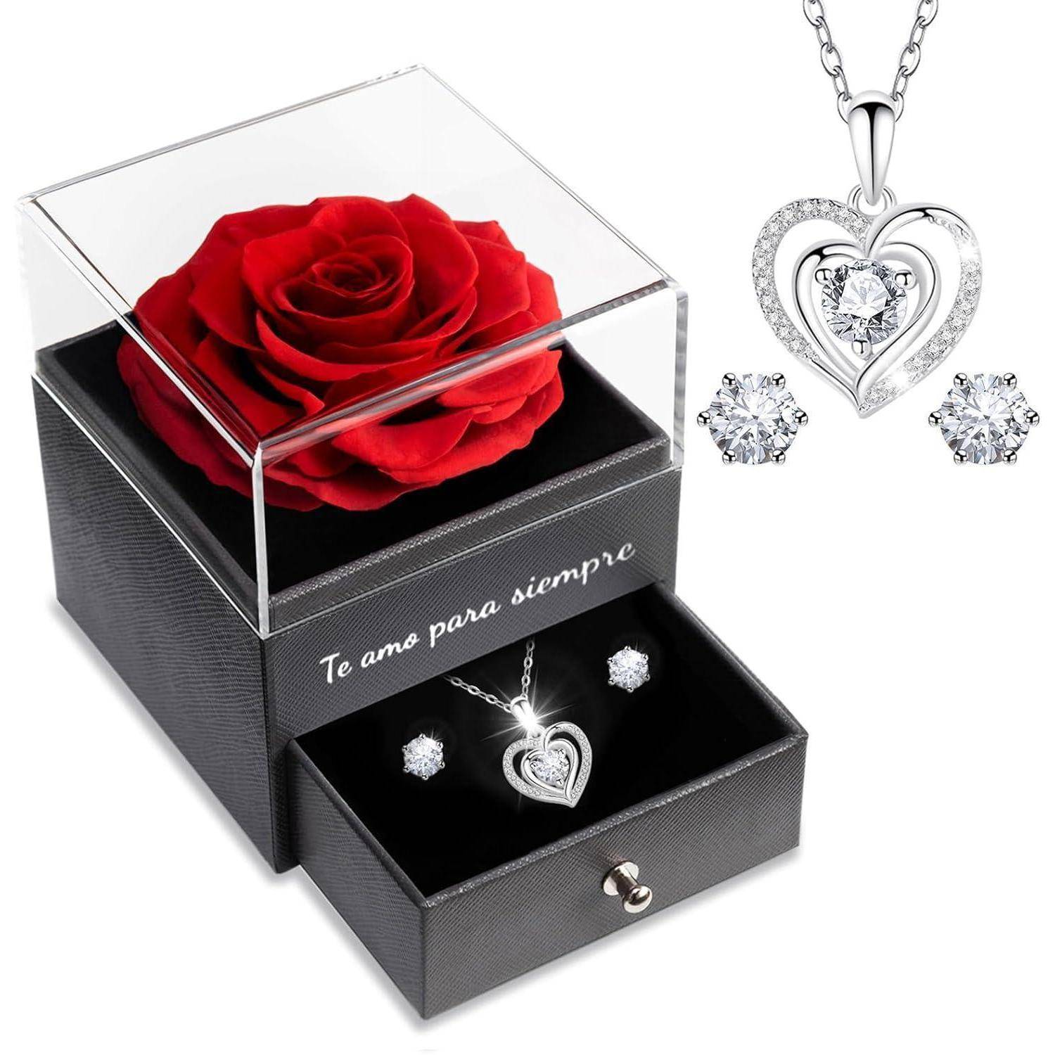 Geschenkbox mit einer konservierten roten Rose, einer herzförmigen Diamant-Halskette und passenden Stecker-Ohrringen; die Schublade trägt die Aufschrift „Te amo para siempre