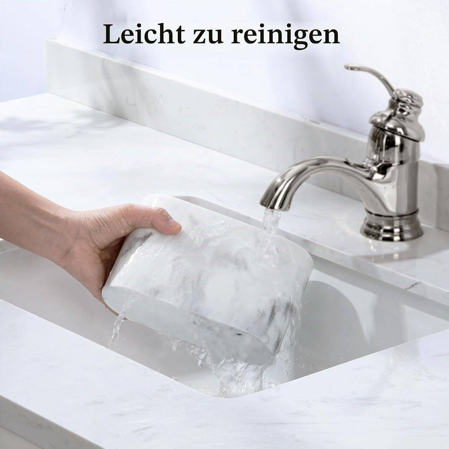 Eisblock unter fließendem Wasser spülen; Text sagt „Leicht zu reinigen