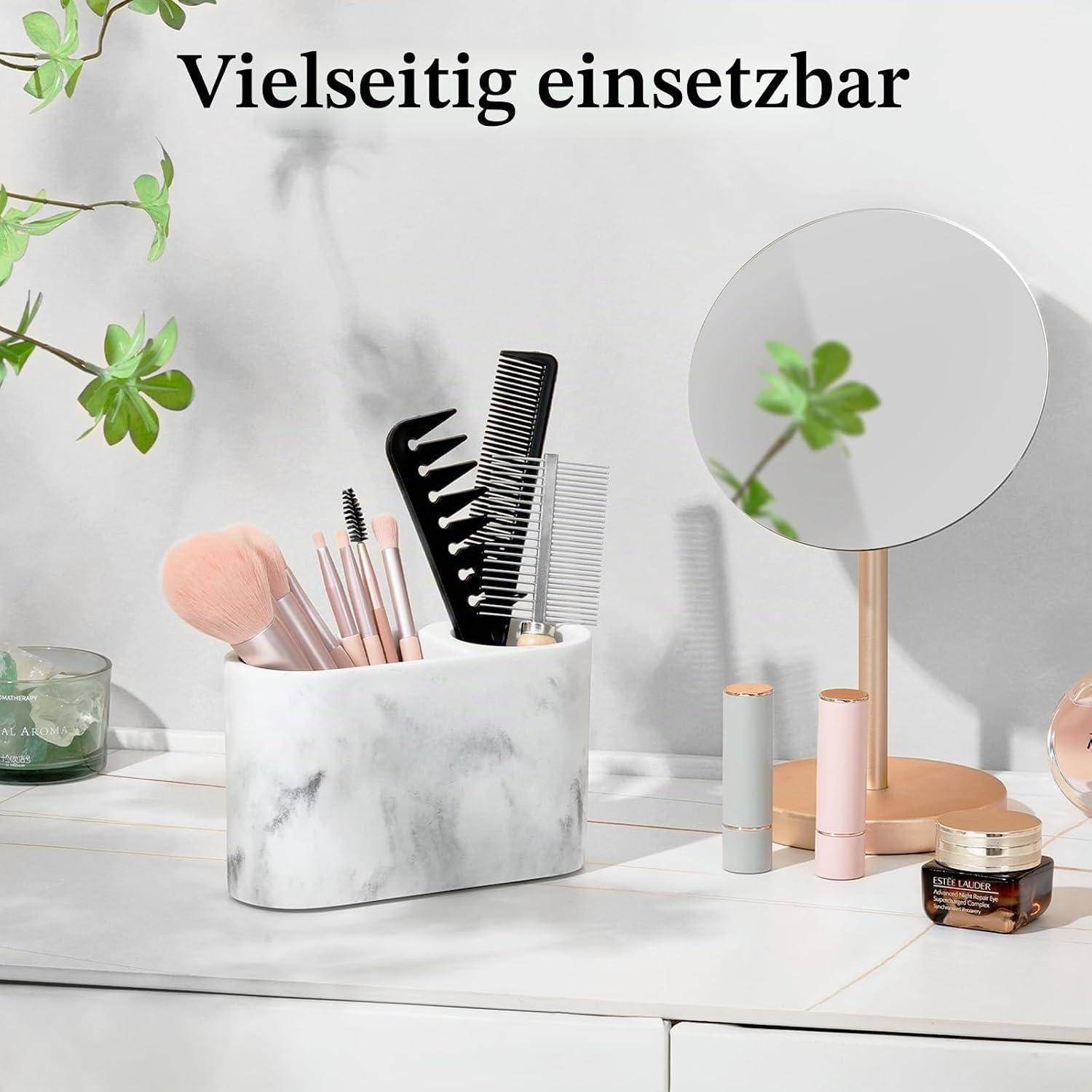 Kosmetik-Schminkorganizer mit Pinseln, Kämmen, Spiegel und kleinen Beauty-Produkten auf einer weißen Tischplatte; Text lautet „Vielseitig einsetzbar