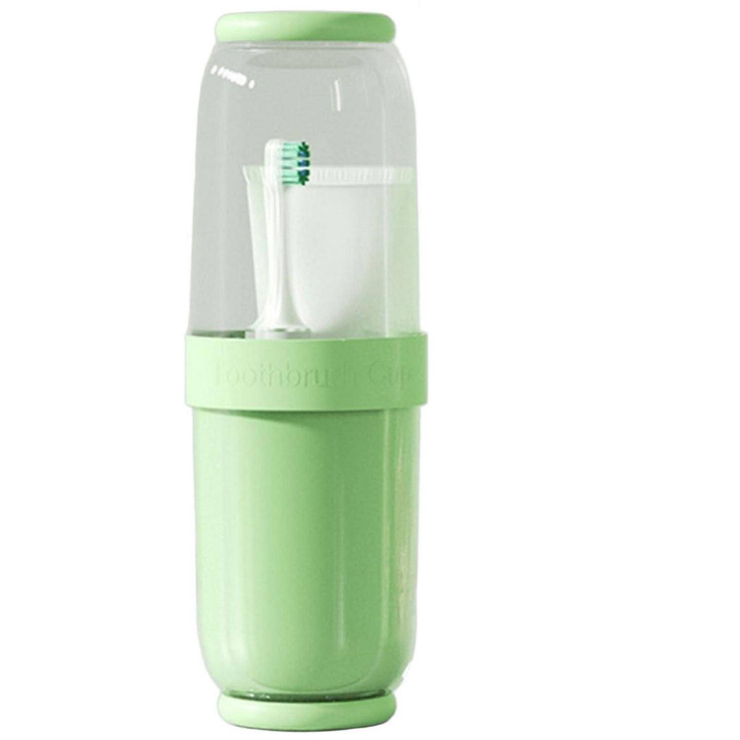 Eine grüne Reiseflasche mit einem klaren oberen Fach und durchscheinendem Korpus, vor weißem Hintergrund dargestellt.