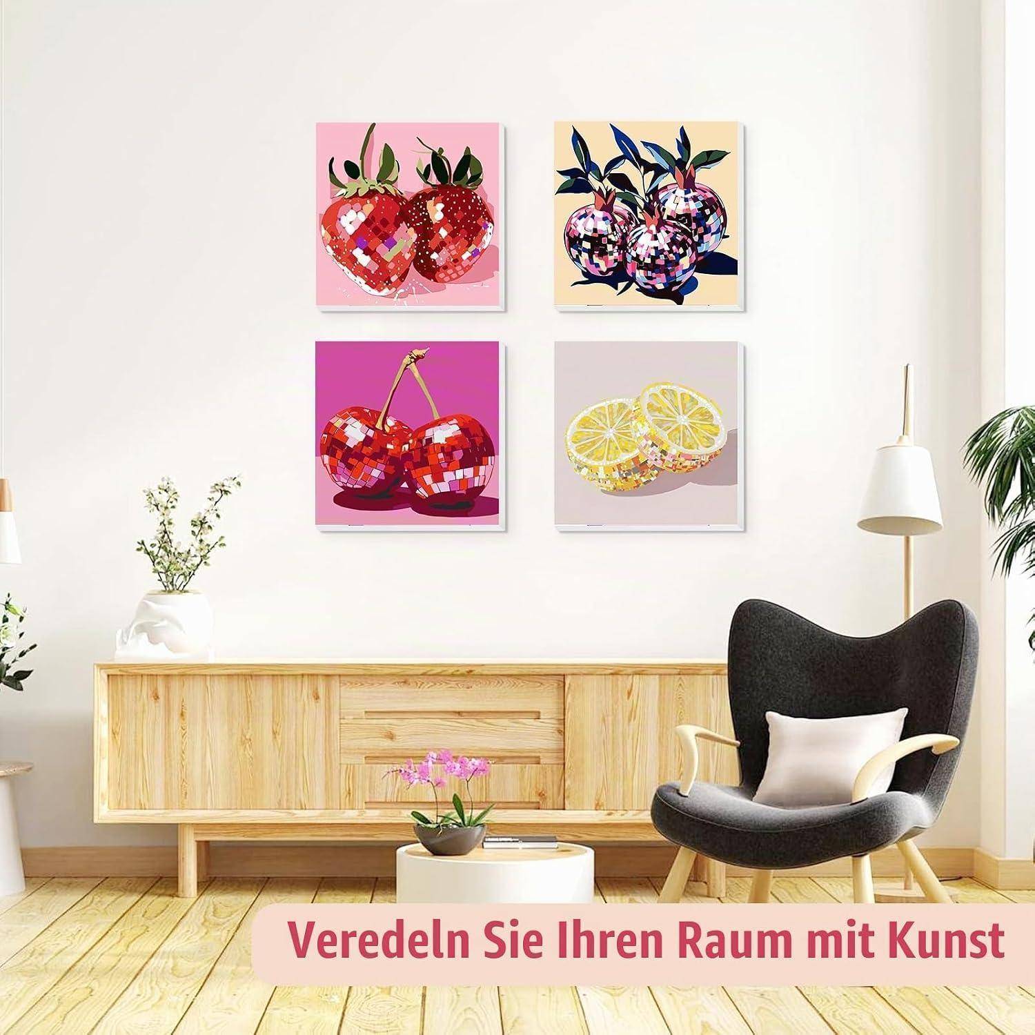 Modernes Wohnzimmer mit vier farbenfrohen Obstkunstdrucken im Pop-Art-Stil über einem Holzkommode, schwarzem Loungesessel und deutschem Text „Veredeln Sie Ihren Raum mit Kunst