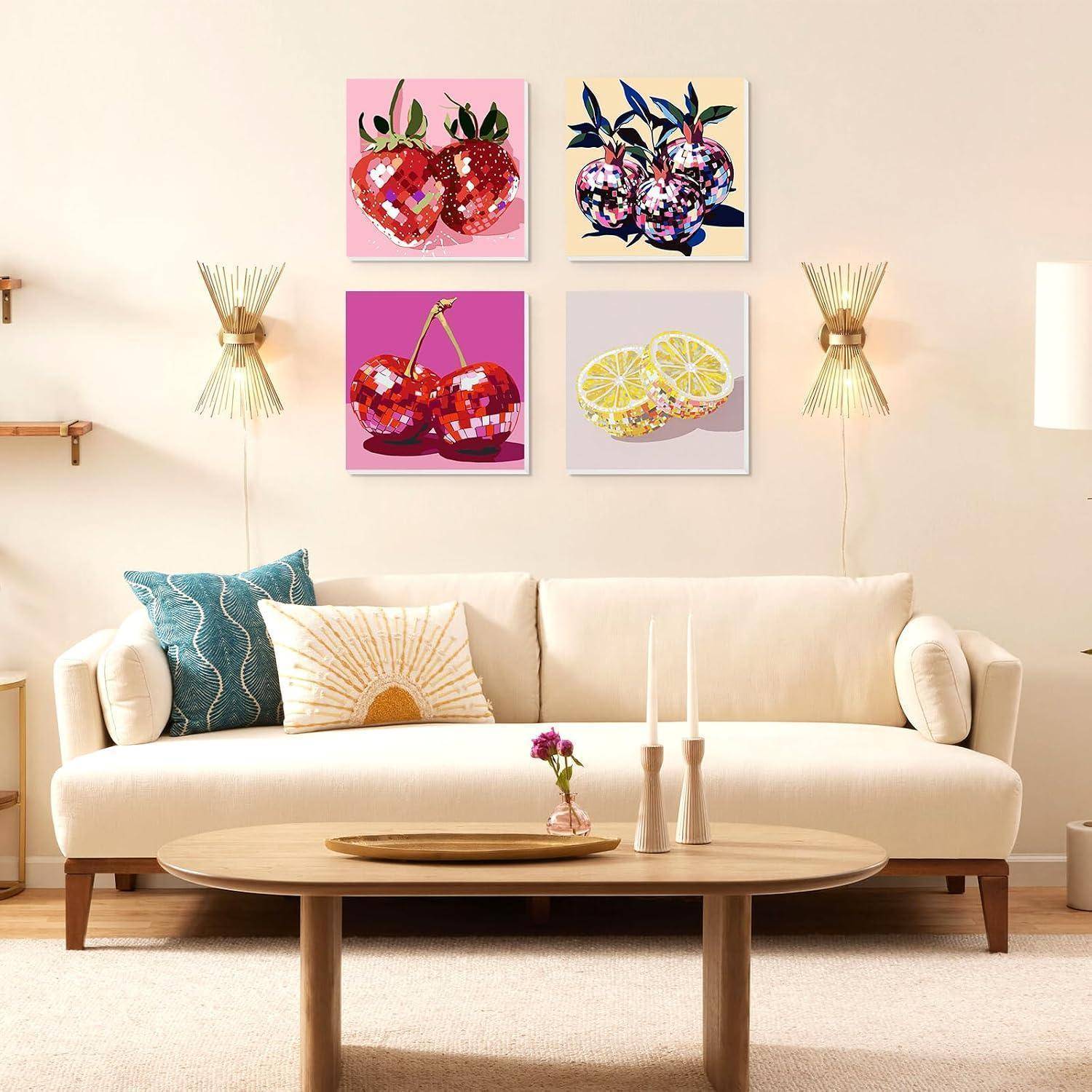 Stilisierte Fruchtkunstwerke in einem 2x2-Raster über einem cremefarbenen Sofa in einem modernen Wohnzimmer.
