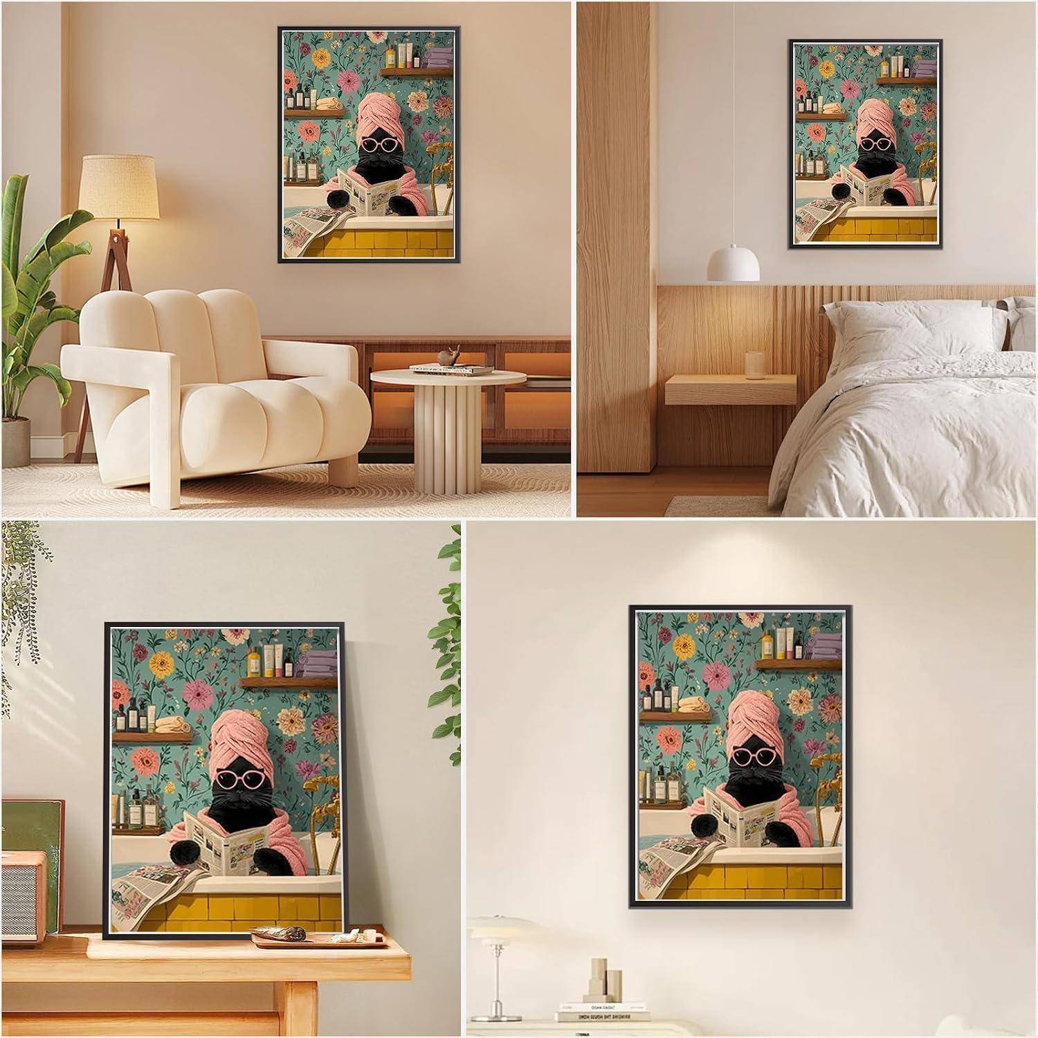 Vier Innenmockups zeigen dieselbe gerahmte Kunstwerk einer Person in einem rosa Kopftuch und schwarzer Gesichtsbedeckung, die in einem gemusterten Raum liest, dargestellt über einem Sofa, Bett, Schreibtisch und einer Anrichte.