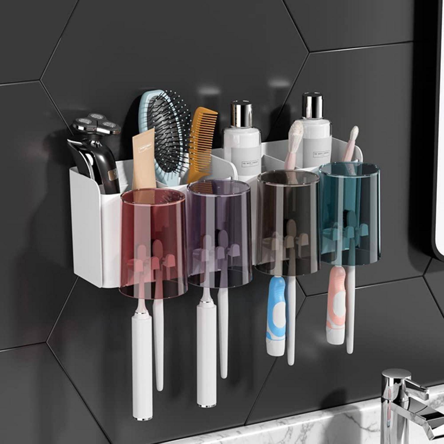 Wandmontierter Badezimmerorganizer mit Zahnbürsten, Zahnpasta, Rasierern, Kamm und Flaschen in mehreren Bechern über einem Waschbecken.