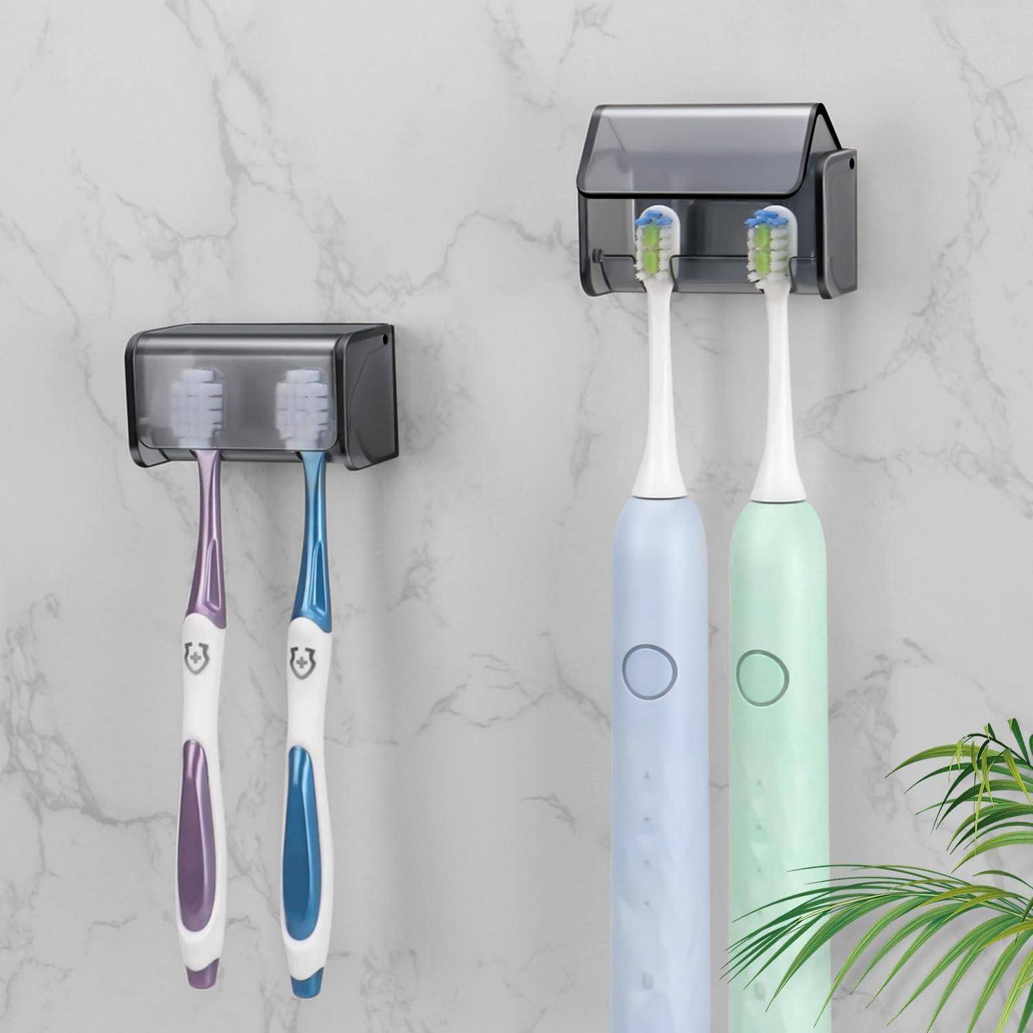 Zwei wandmontierte Zahnbürstenhalter lagern vier elektrische Zahnbürsten, zwei violette und blaue auf der linken Seite und zwei pastellblau und grün auf der rechten Seite.