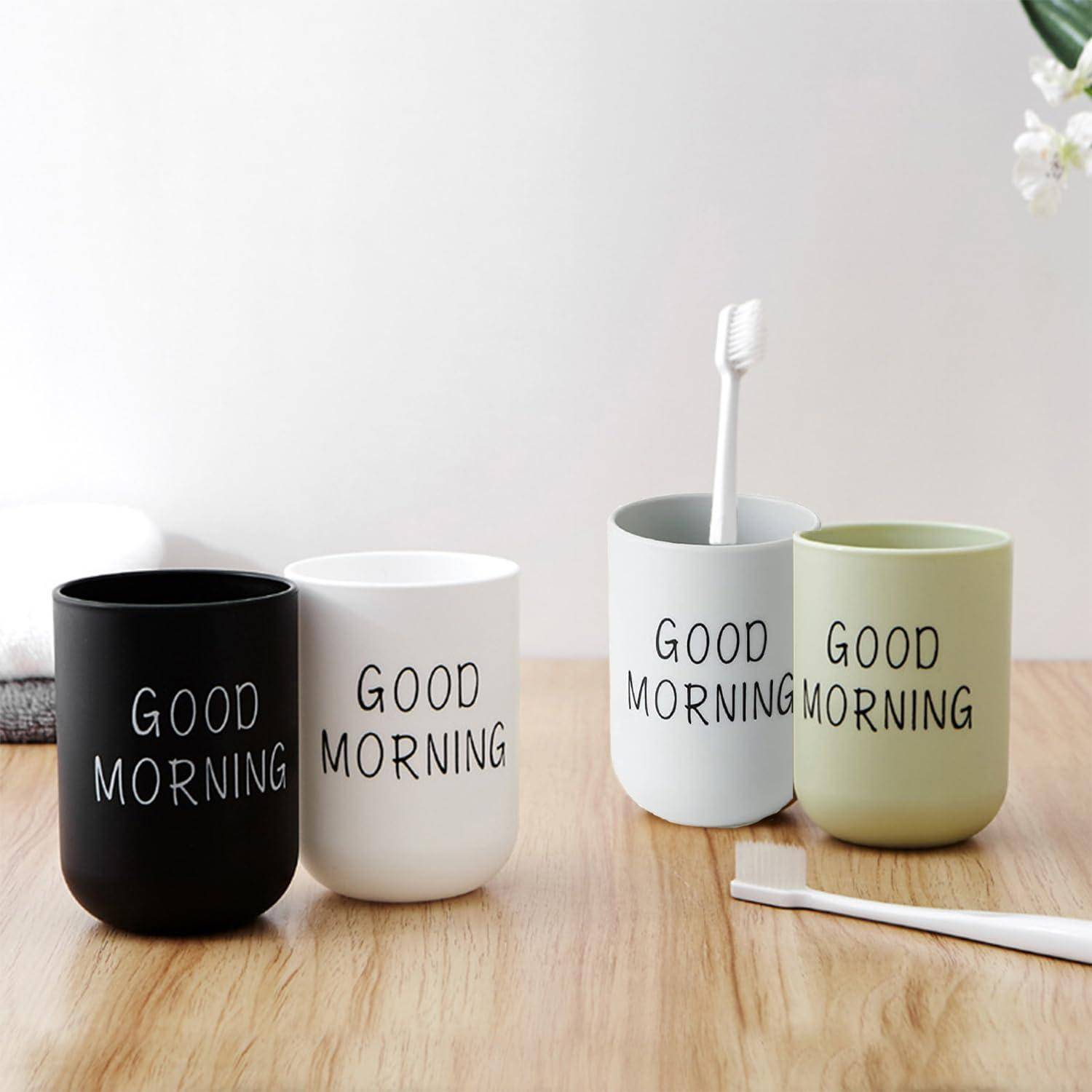 Vier Zahnbecher auf einem Holztresen, beschriftet mit „GOOD MORNING