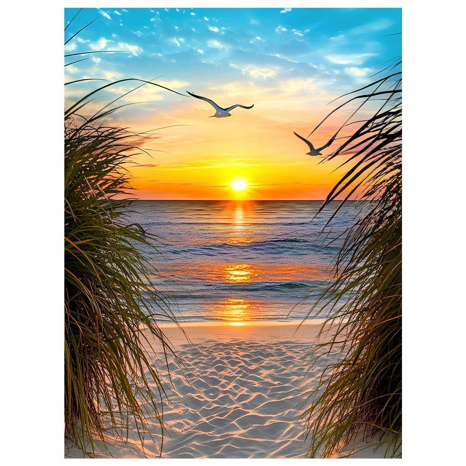 Sonnenuntergang über einem ruhigen Meer, durch Strandgräser betrachtet, mit zwei Möwen, die über dem Horizont fliegen, und Spiegelungen auf dem Wasser.