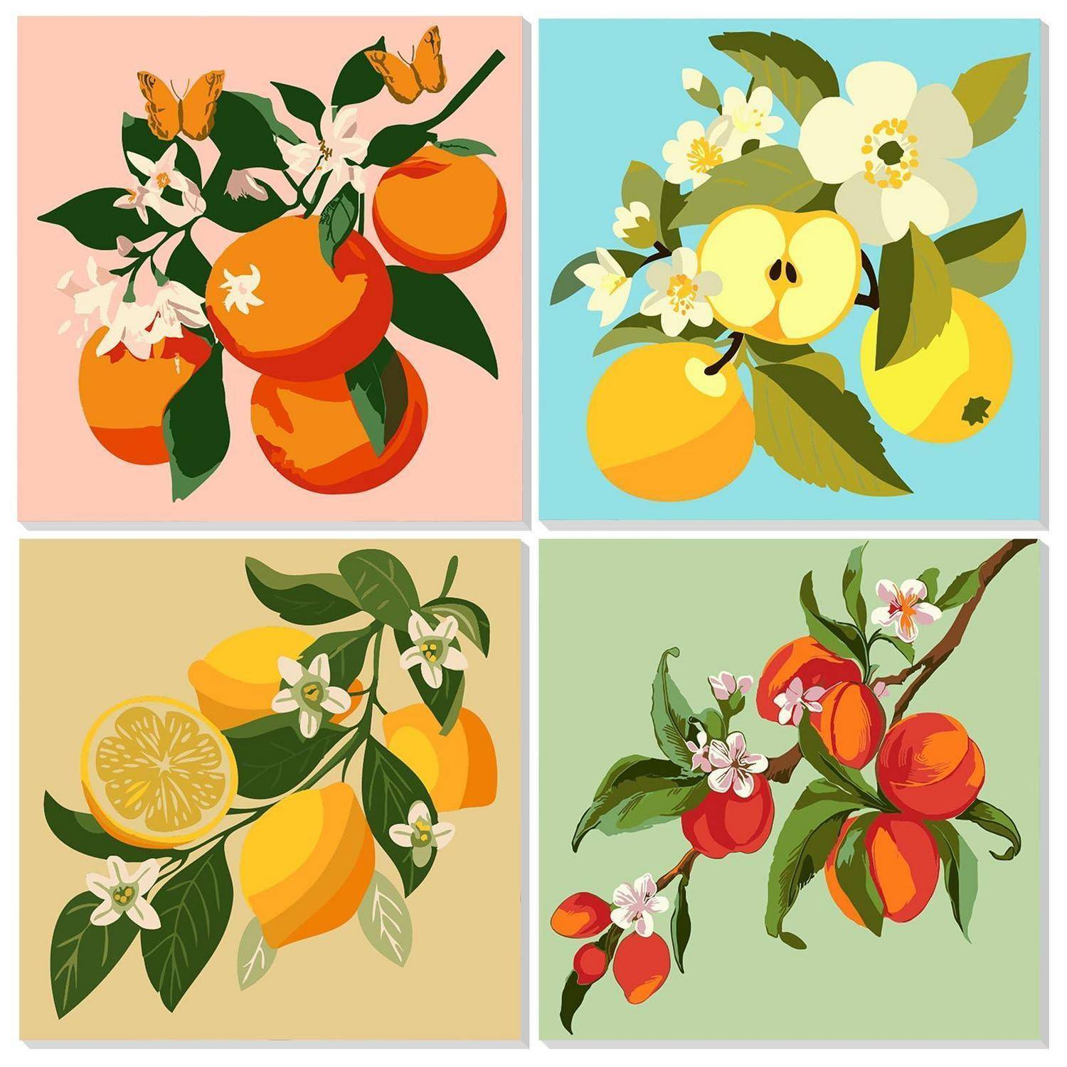 Vier quadratische Obstillustrationen mit Zitrusfrüchten und Pfirsichen unter Blättern und Blüten auf Pastellhintergründen.