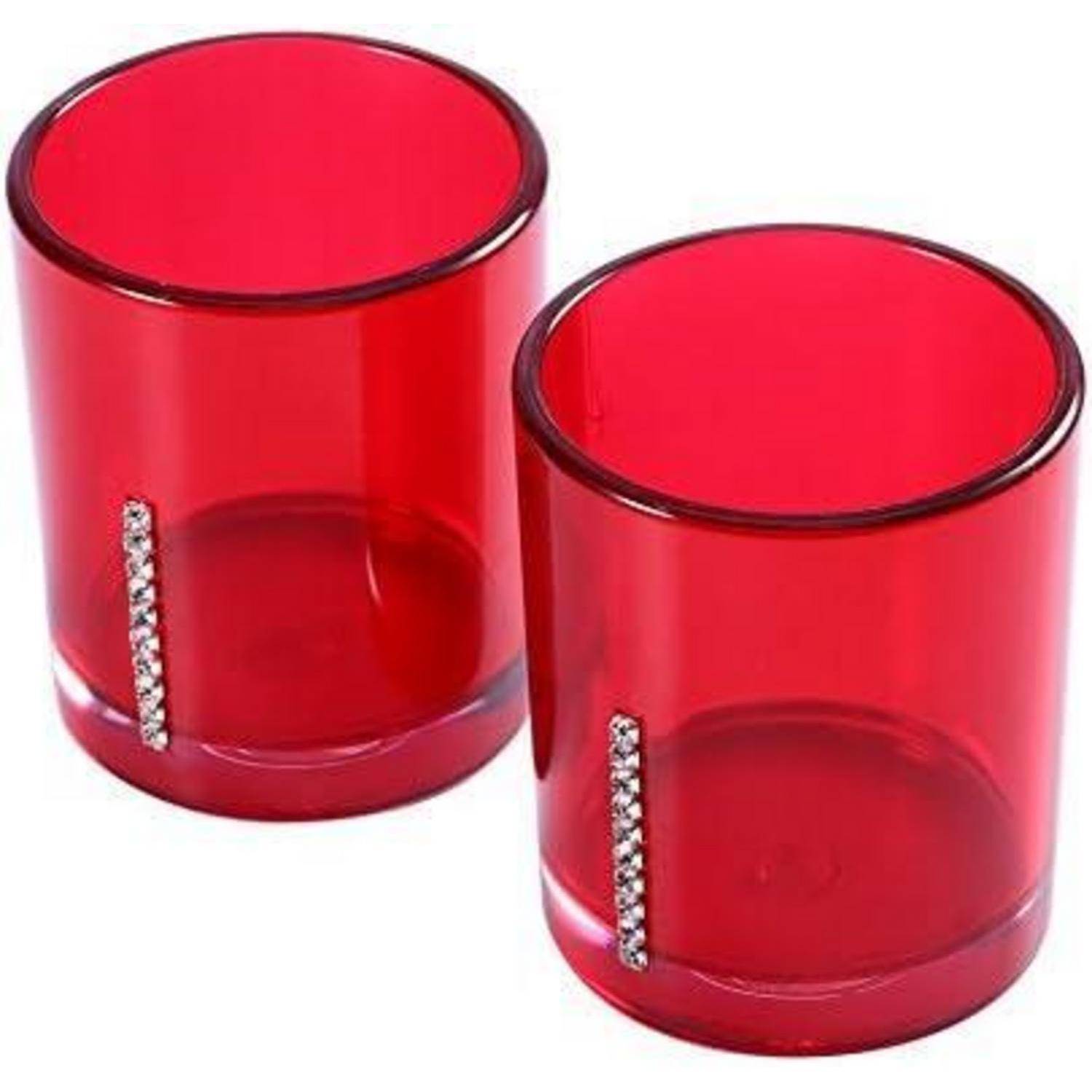 Paar durchsichtige rote zylindrische Glaskerzenbehälter mit kleinen vertikalen Rhinstein-Akzenten.
