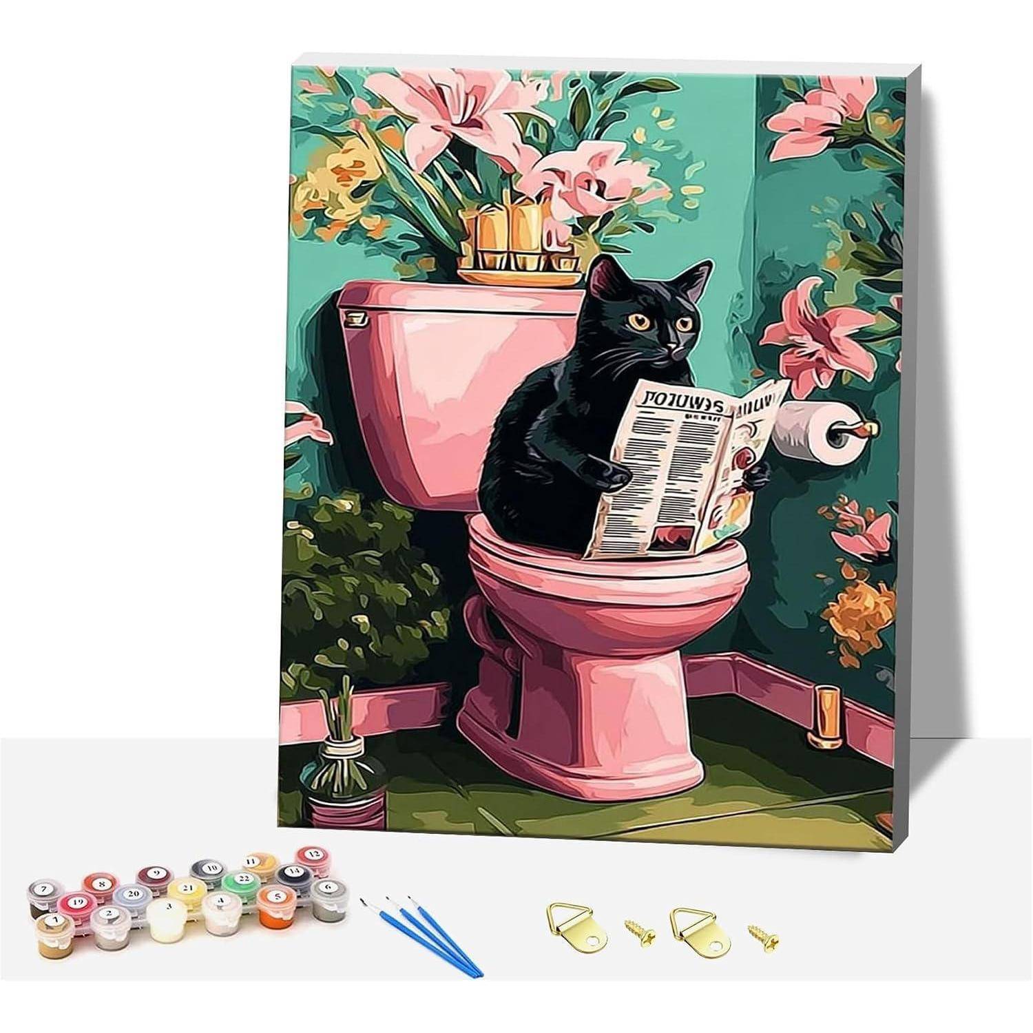 Eine stilisierte schwarze Katze sitzt auf einer rosa Toilette und liest eine Zeitung in einem Badezimmer mit Blumenmuster; Malmaterialien sind unten abgebildet.