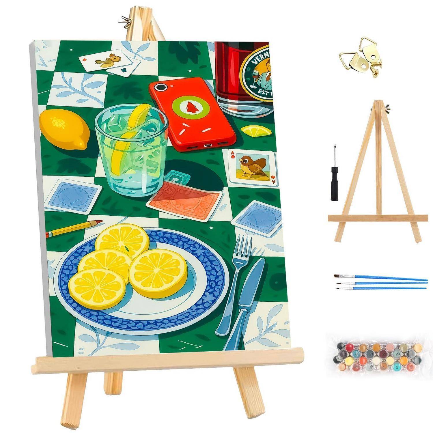 Illustriertes Stillebengemälde auf einer Staffelei: Zitronen, ein Glas Limonade, Spielkarten, eine rote Handyhülle und ein Teller mit geschnittenen Zitronen auf einer grün karierten Tischdecke.