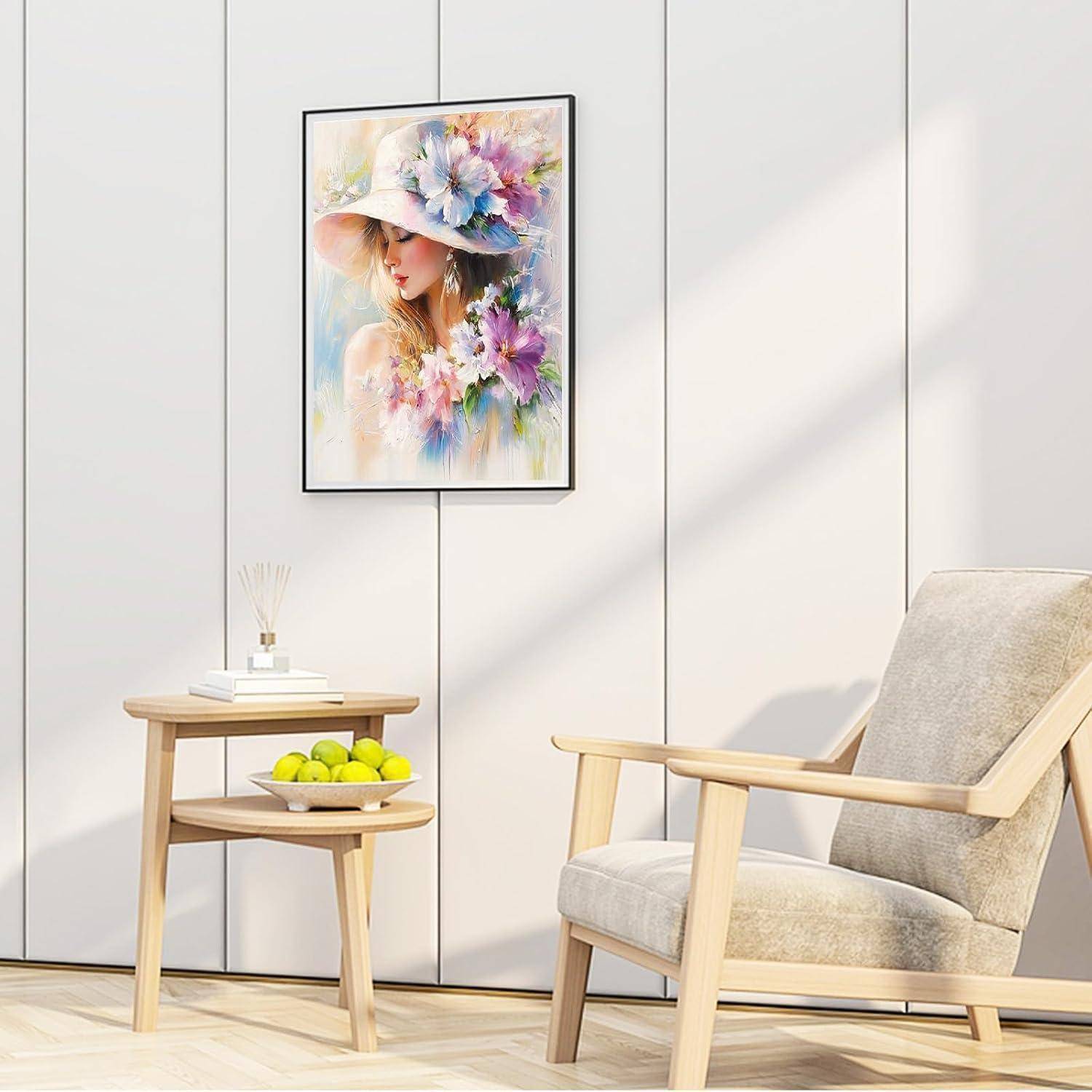 Modernes Wohnzimmer mit beigem Sessel, kleinem Beistelltisch mit Obst und Diffuser sowie Blumenporträt-Wandkunst an einer weiß getäfelten Wand.