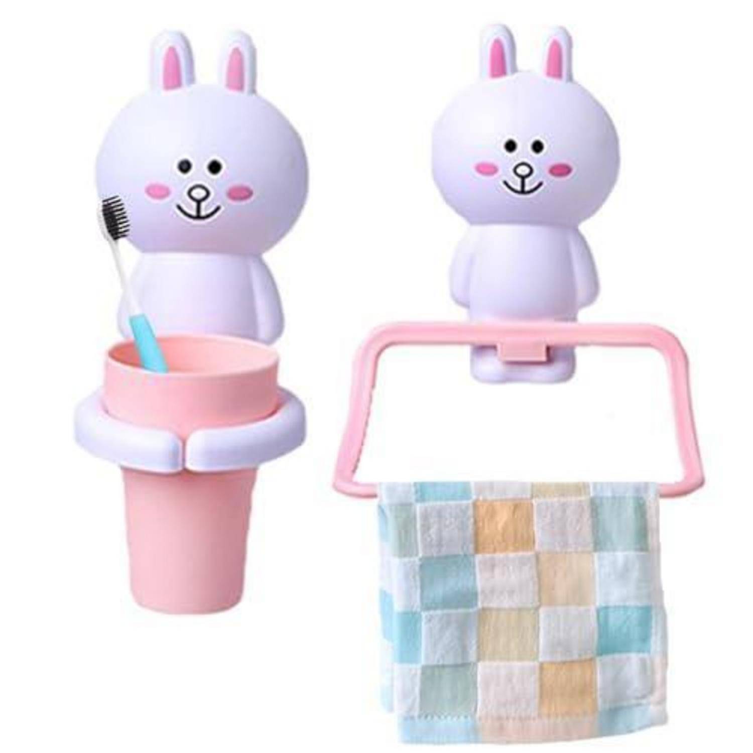 Zwei hasenfarmige Badezimmeraccessoires in Pastellrosa und Lavendel, eines haltend eine Zahnbürste Becher und das andere hängend ein Handtuch.