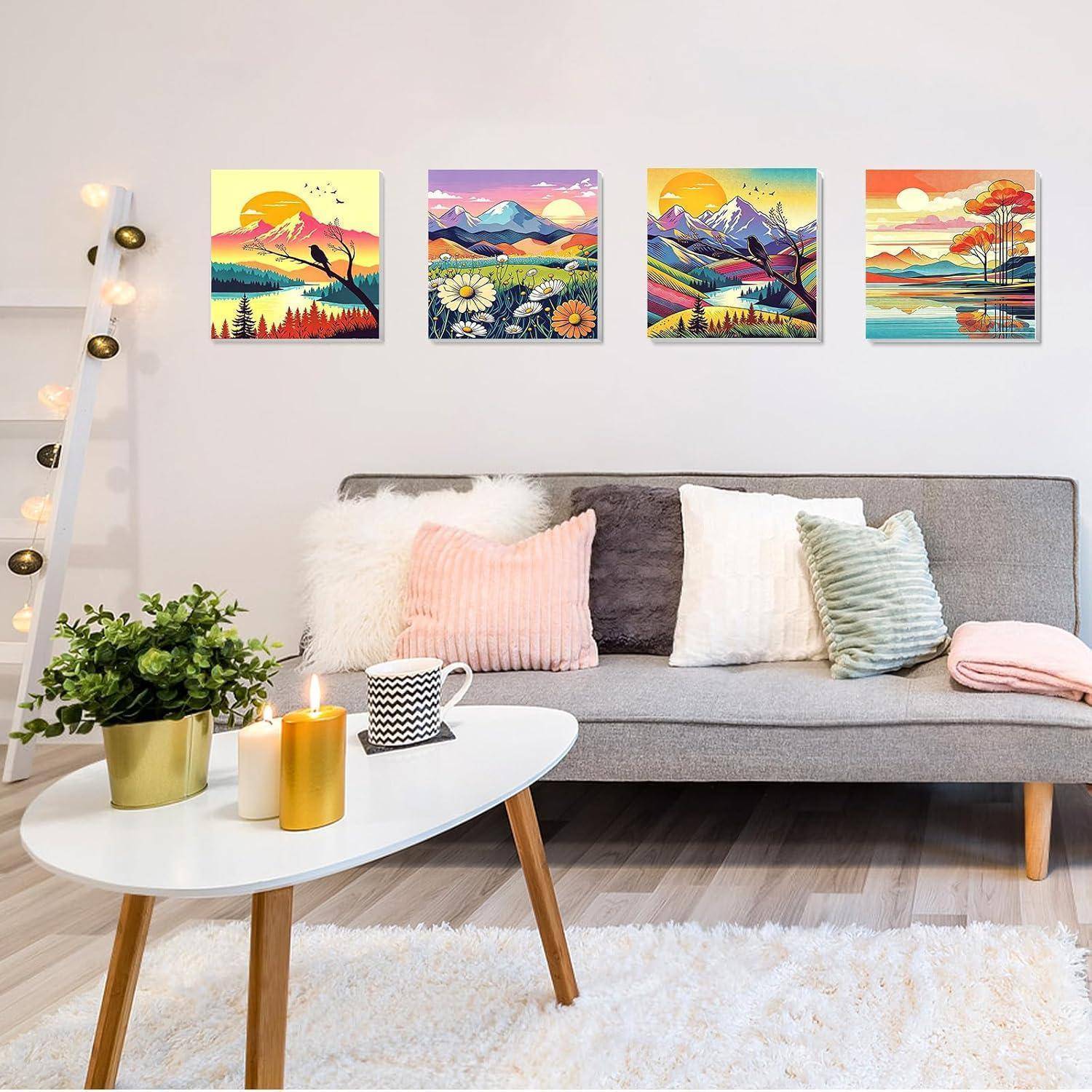 Modernes Wohnzimmer mit grauem Sofa, weißem Couchtisch, Kerzen und Pflanze, plus vier farbenfrohe Landschaftsdrucke an der Wand.