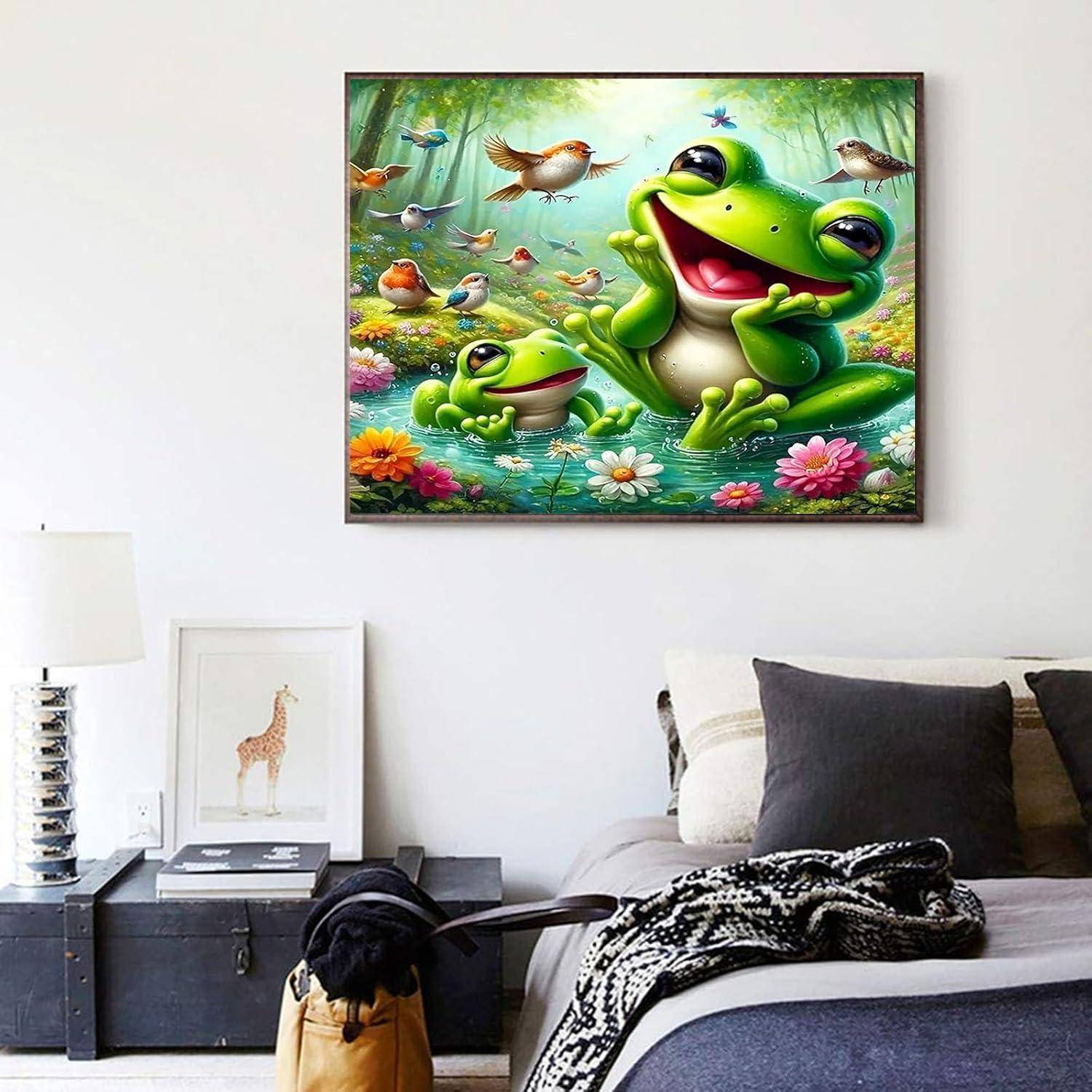Schlafzimmer mit einem gerahmten Gemälde von lächelnden grünen Fröschen in einer farbenfrohen Teichszene, das über dem Bett hängt.