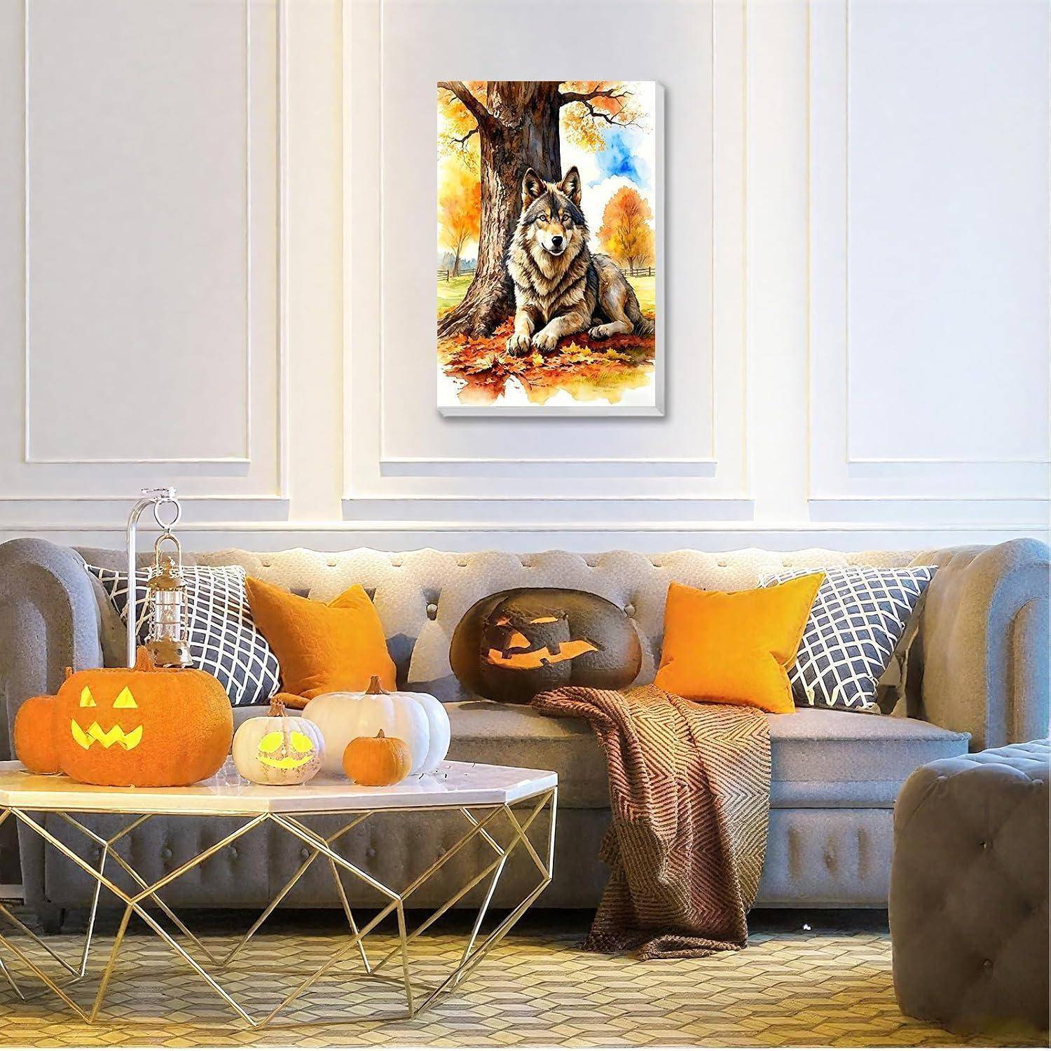 Gemütliches Wohnzimmer, das für Halloween dekoriert ist, mit geschnitzten Kürbissen, orangefarbenen Kissen und einem Wolfgemälde über dem Sofa.