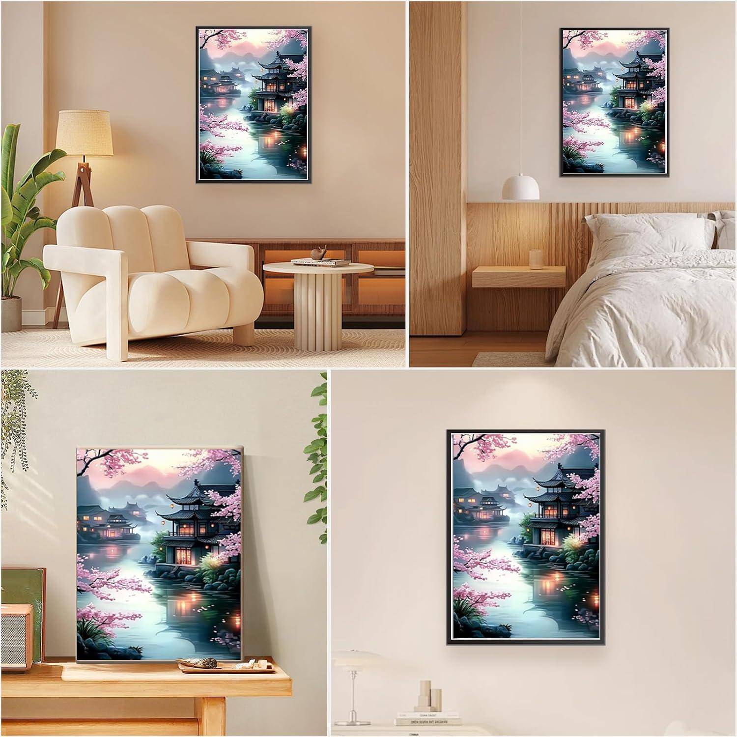 Vier Innenraum-Mockups, die denselben gerahmten Landschaftsdruck eines japanischen Pagoden-Stils an einem mondbeleuchteten Fluss zeigen, dargestellt in Wohnzimmer-, Schlafzimmer- und Regaleinstellungen.