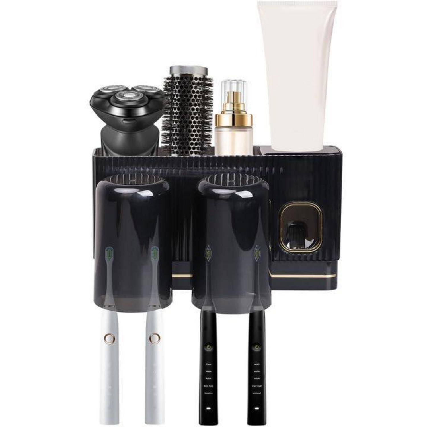 An der Wand montierter Badezimmerorganizer, der zwei elektrische Zahnbürsten, einen Rasierer, eine runde Bürste, eine Pumpflasche und eine Tube Zahnpasta enthält.