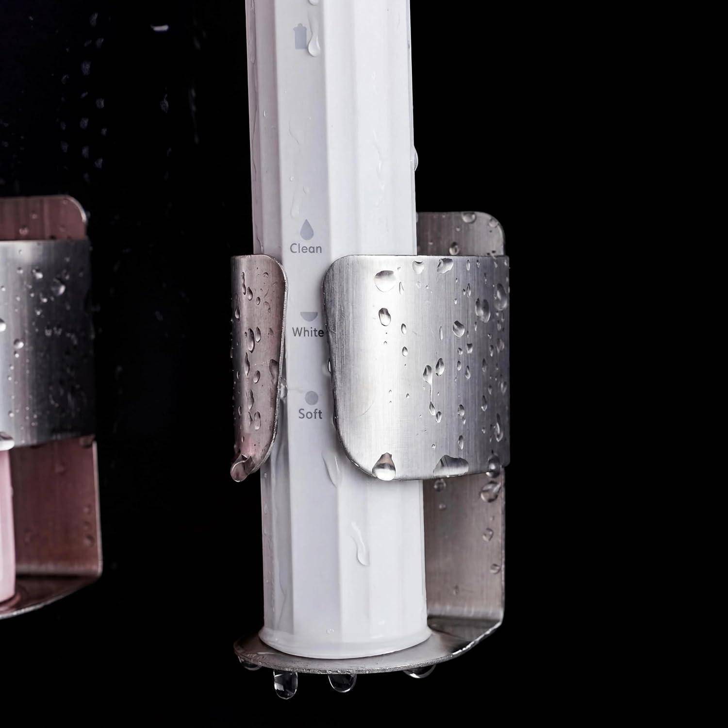 Nahaufnahme eines weißen Elektrozahnbürstenkopfs in einem Metallhalter, mit sichtbaren Wassertropfen vor dunklem Hintergrund.
